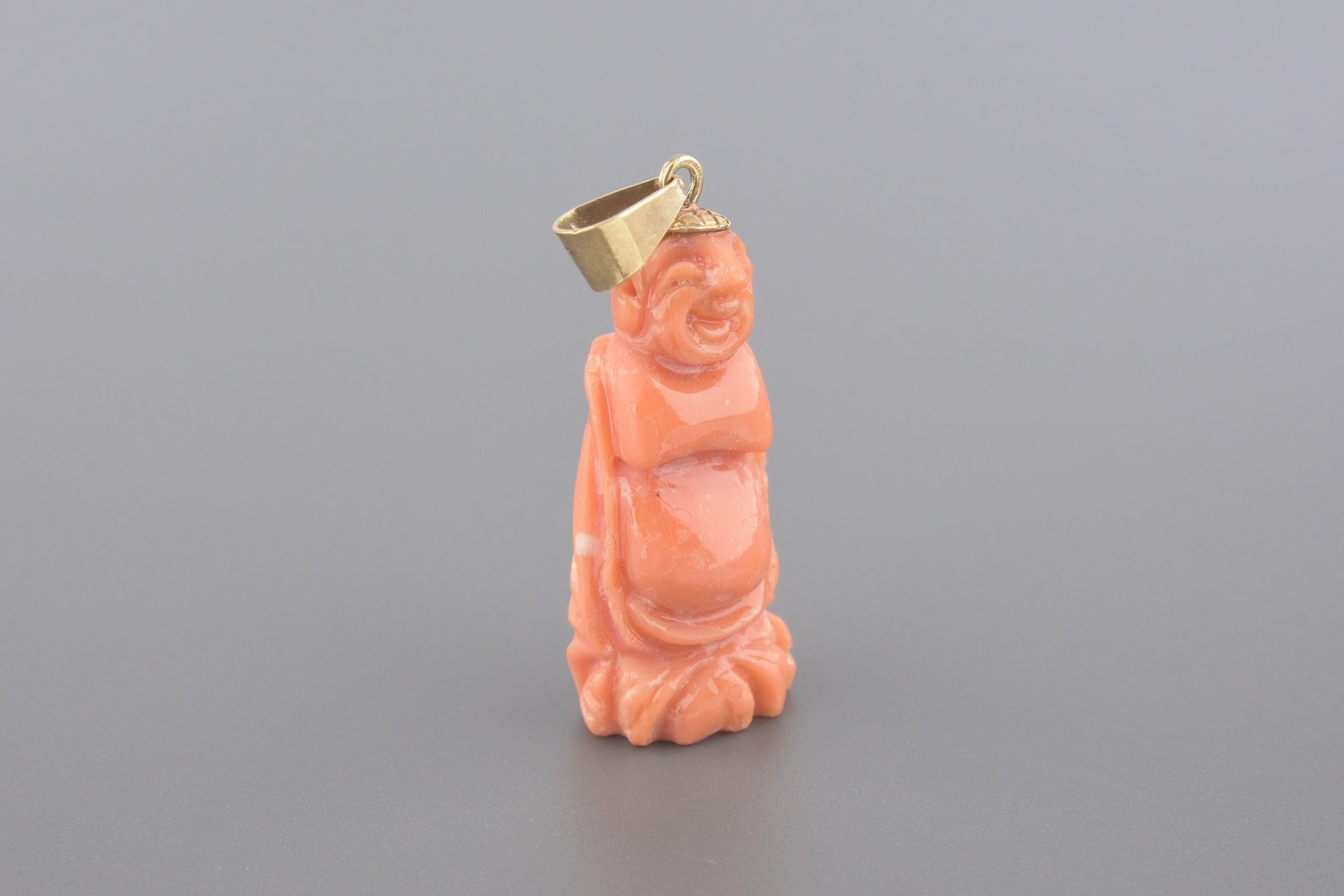 Pingente Buddha Rindo esculpido em Coral com Ouro 18k