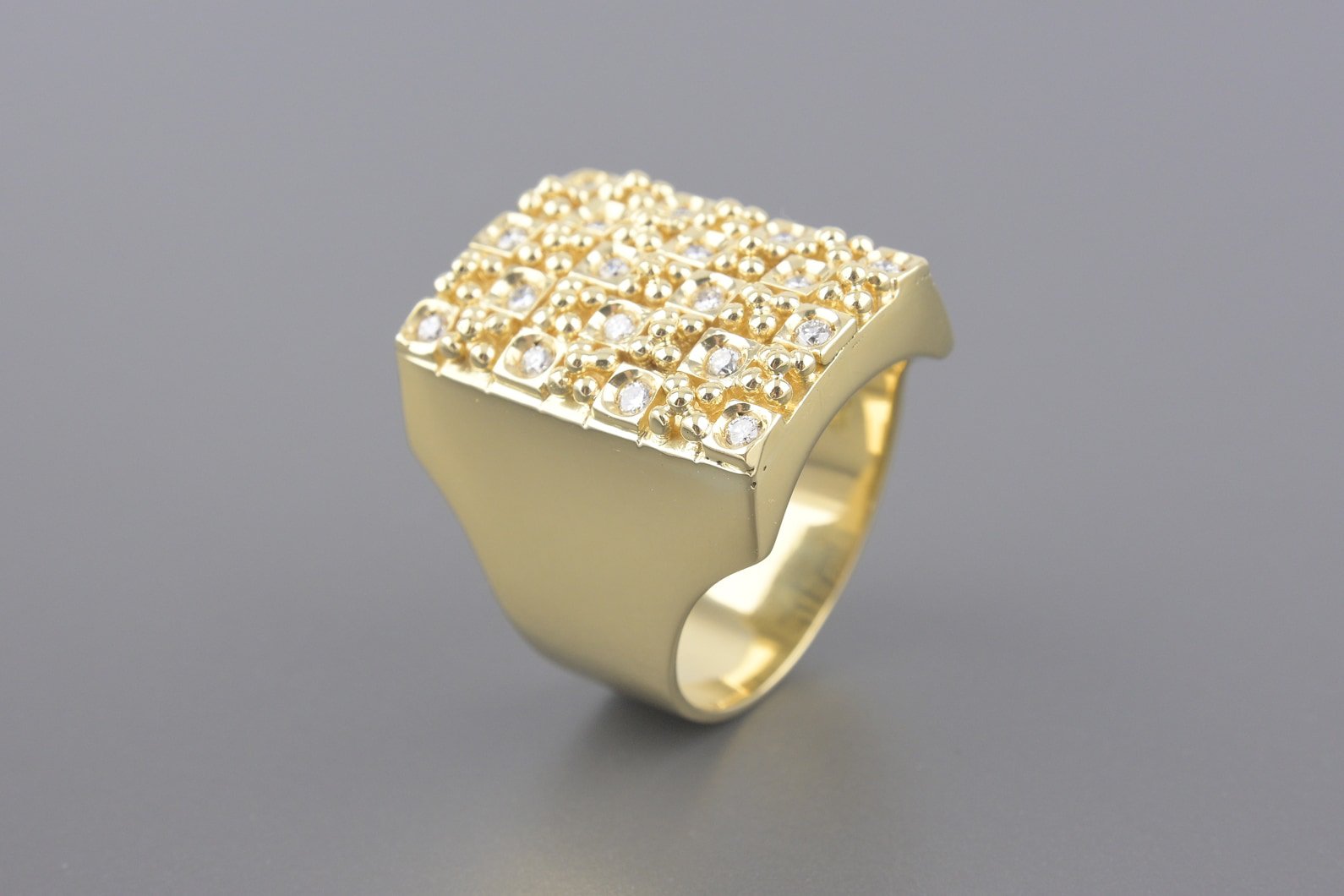 Anel em Ouro Amarelo 18k com Aprox. 27pts de Brilhantes