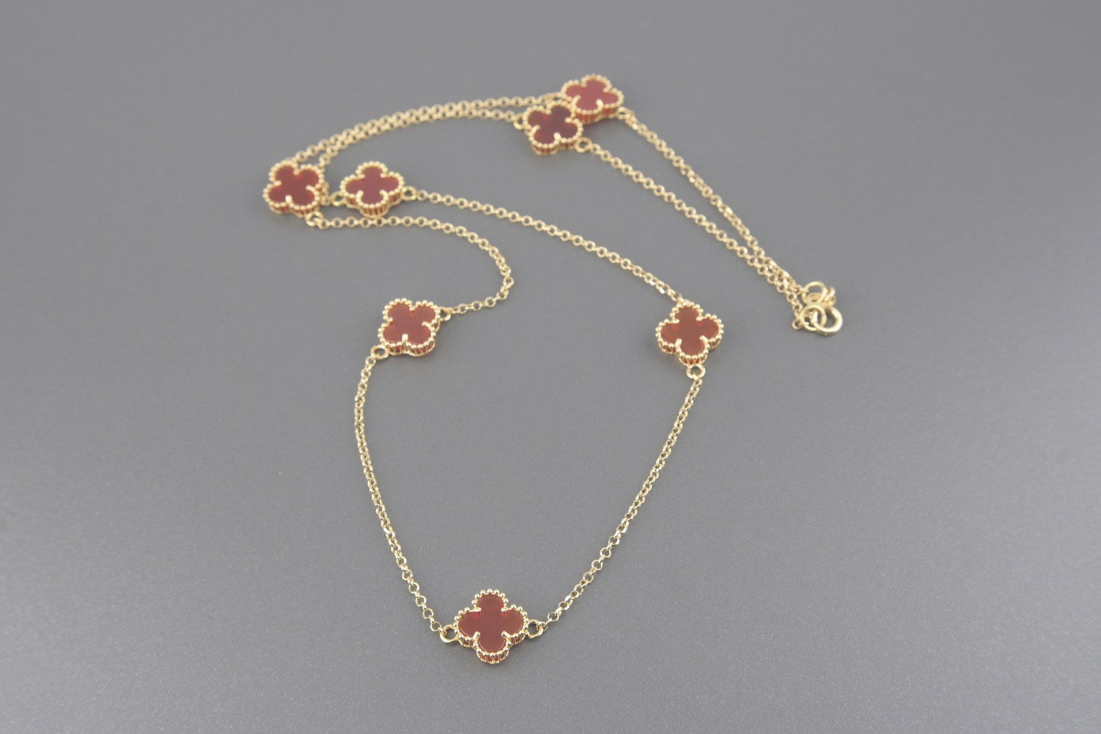 Colar Trevos em Ouro Amarelo 18k com Resina Vermelha