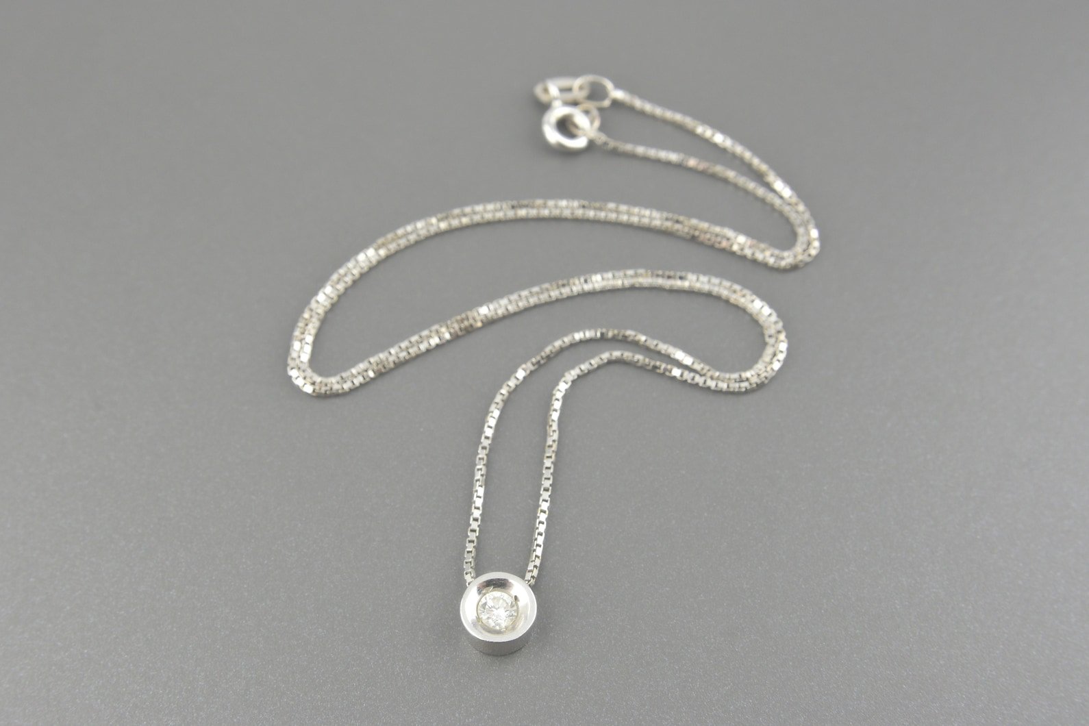 Colar Ponto de Luz em Ouro Branco 18k com Brilhante de Aprox. 15pts