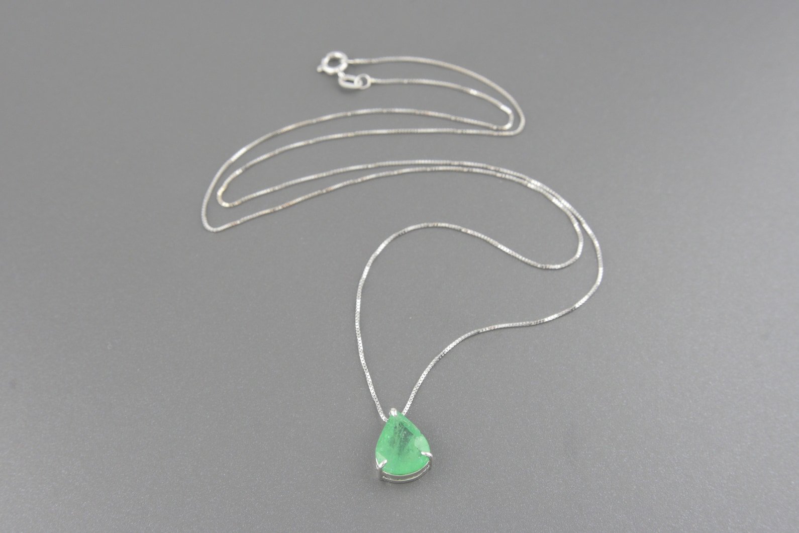 Colar em Ouro Branco 18k com Esmeralda Lap. Gota de 9.0x7.5mm
