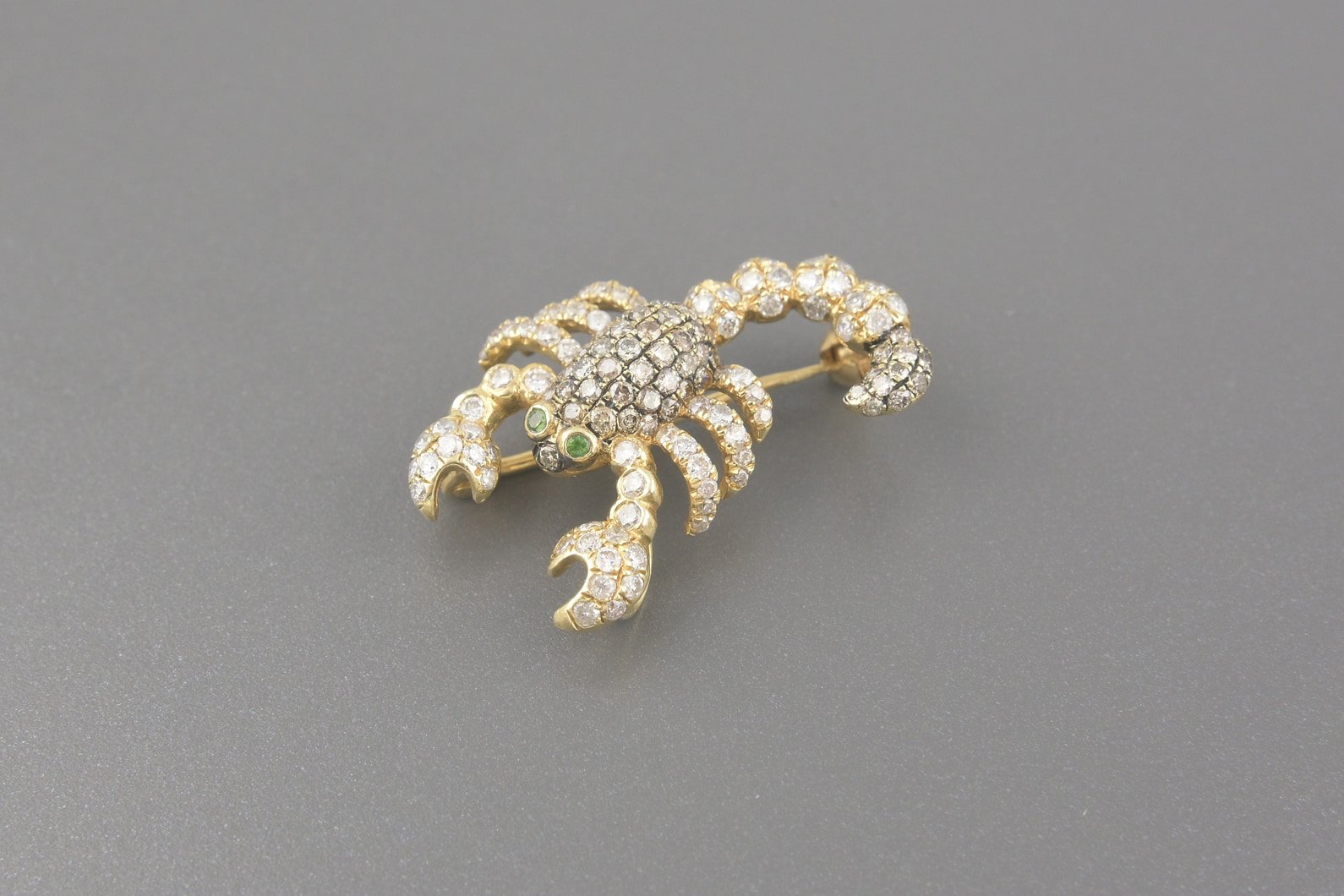 Broche Escorpião em Ouro Amarelo 18k com Esmeraldas e Aprox. 0.90ct de Diamantes