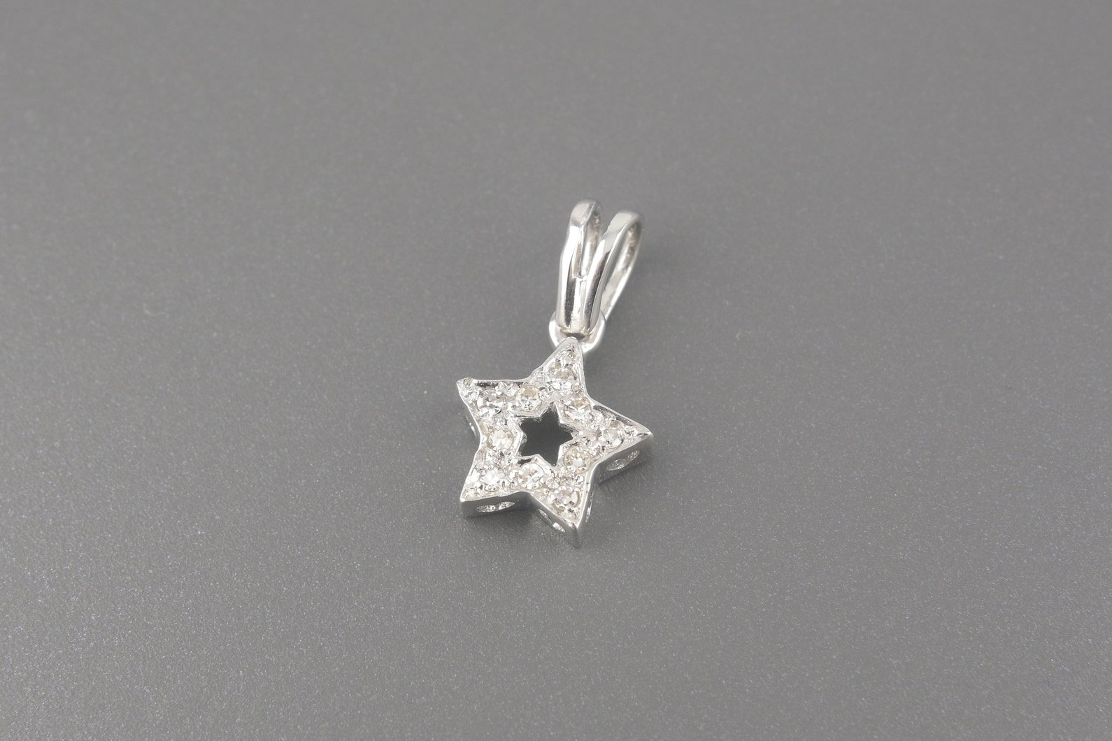 Pingente Estrela em Ouro Branco 18k com Aprox. 10pts de Brilhantes