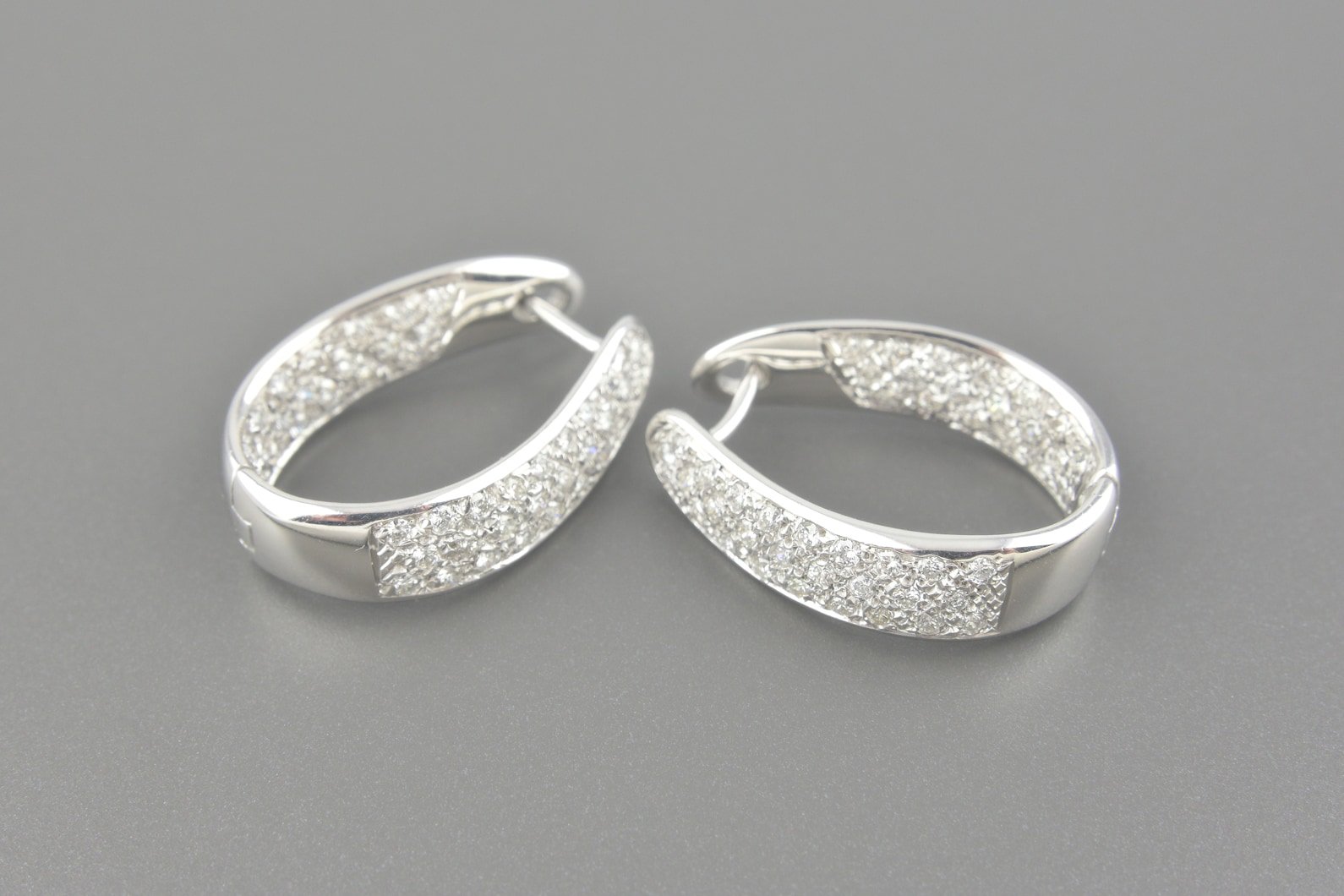 Brincos Argola em Ouro Branco 18k com Aprox. 92pts de Brilhantes