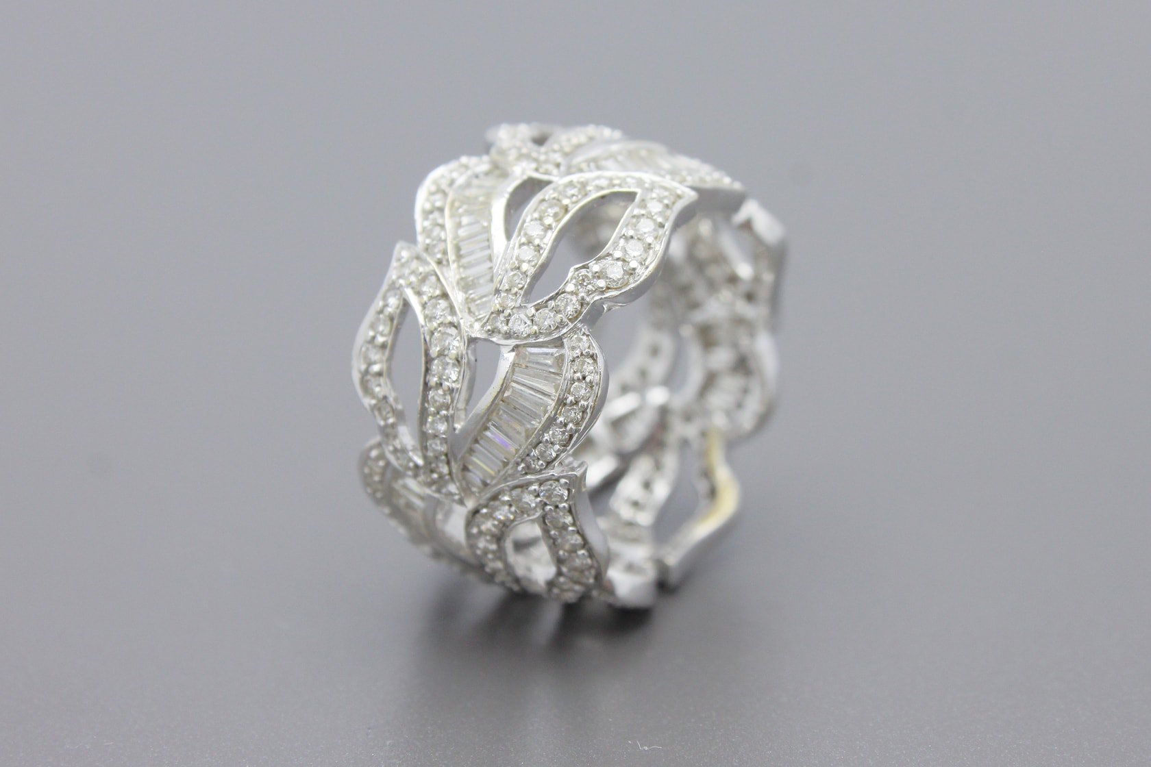 Anel em Ouro Branco 18k com Aprox. 2.57ct de Diamantes