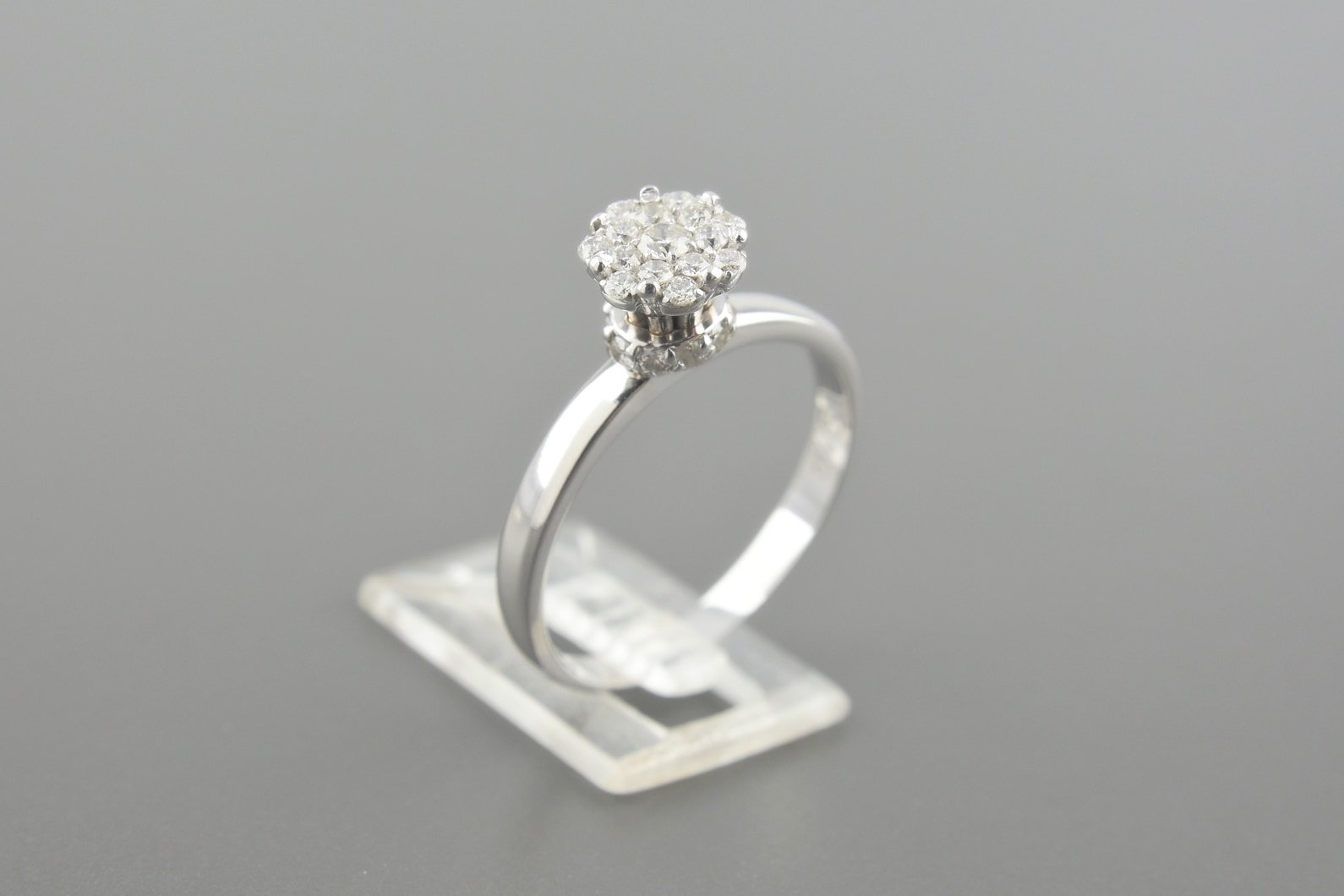 Anel em Ouro Branco 18k com Aprox. 41pts de Brilhantes