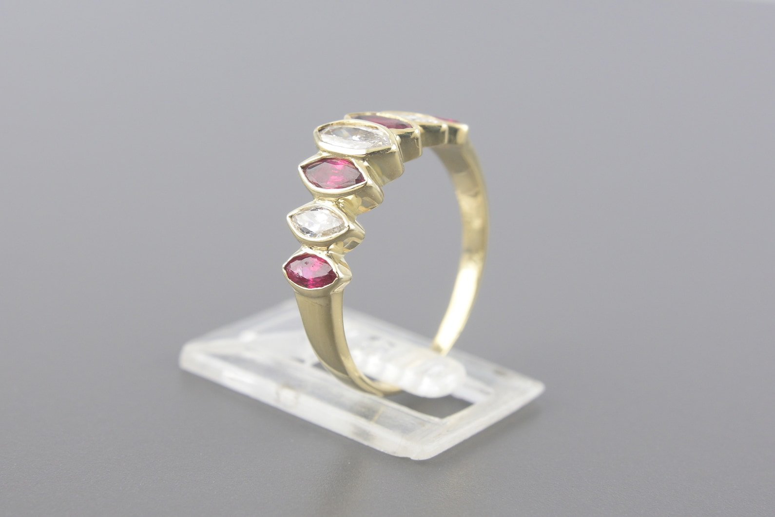 Anel em Ouro Amarelo 18k com Aprox. 52pts de Rubis e Aprox. 48pts de Diamantes