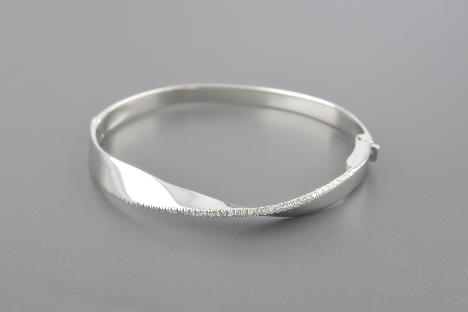 Bracelete em Ouro Branco 18k com Aprox. 24pts de Brilhantes