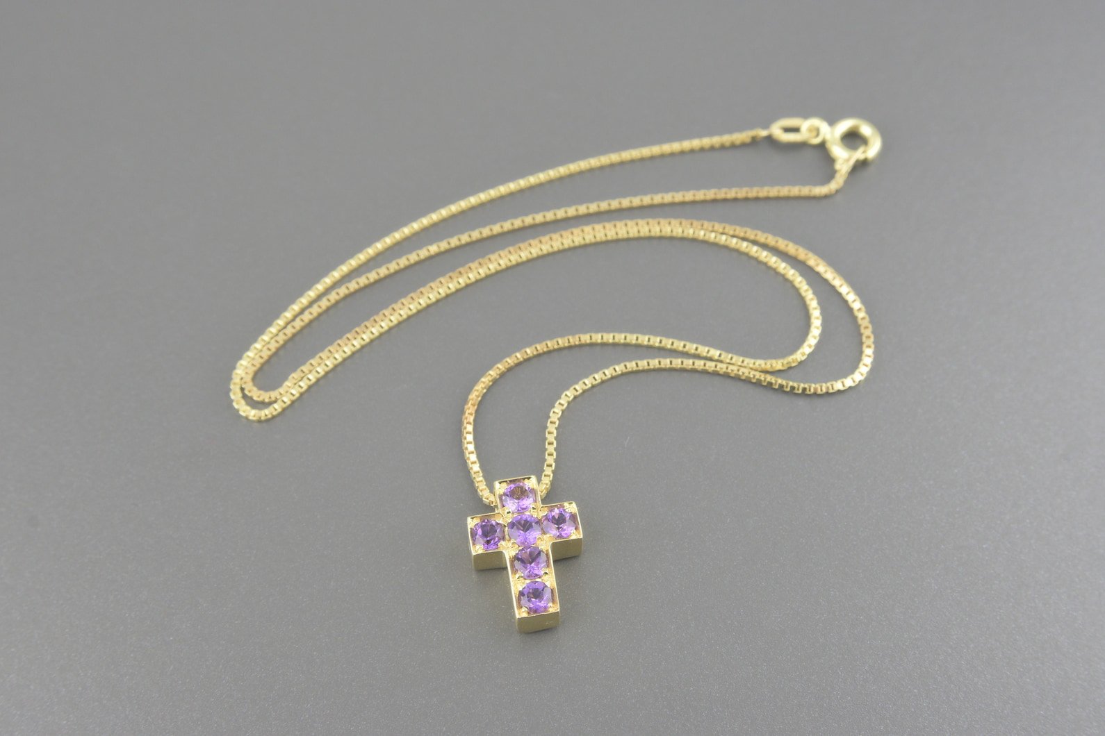 Colar Cruz em Ouro Amarelo 18k com Ametistas de 3mm e Brilhantes