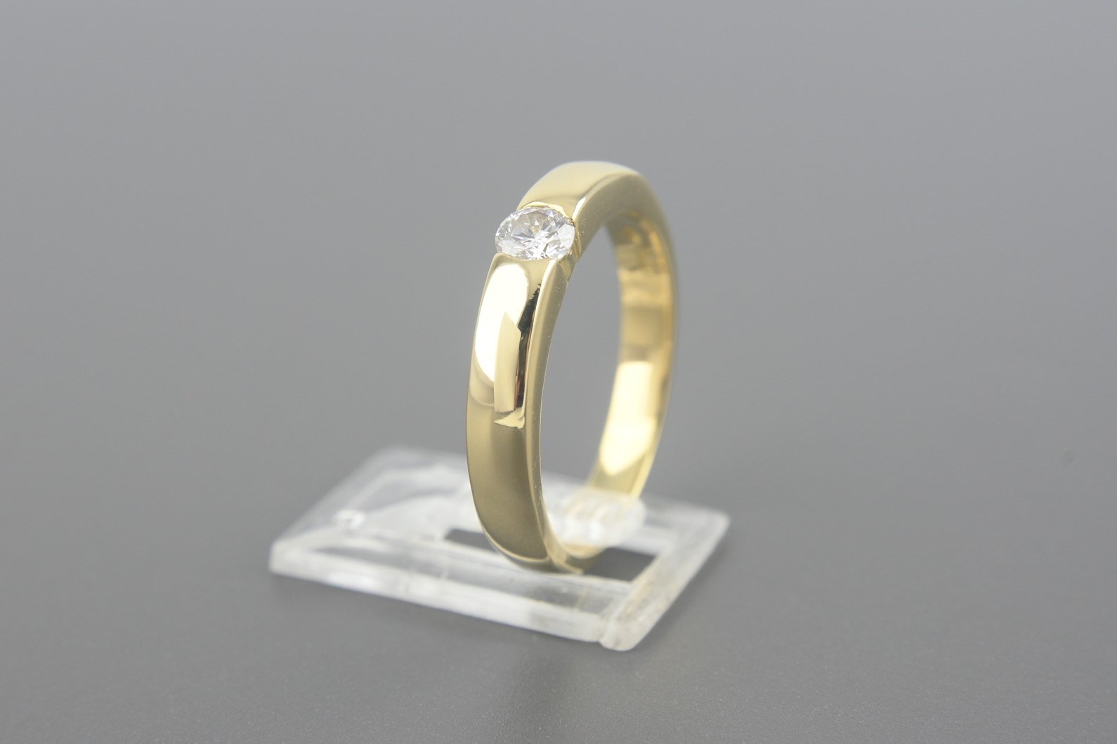 Anel Solitário em Ouro Amarelo 18k com Brilhante de Aprox. 22pts