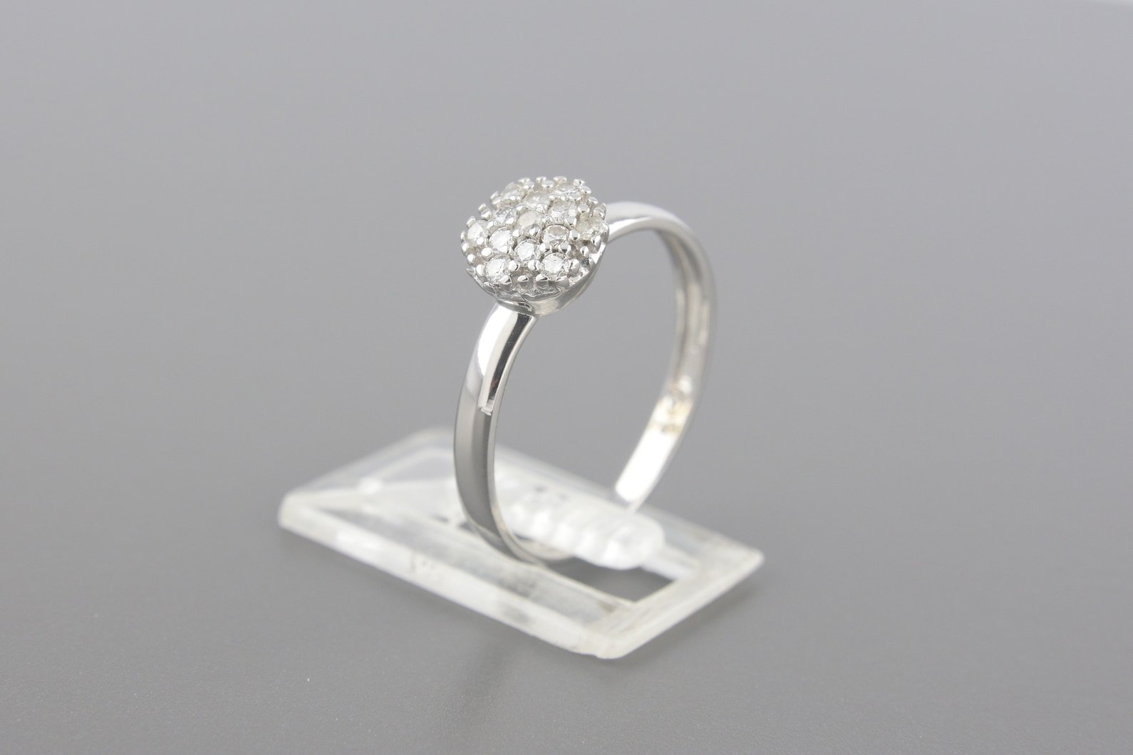 Anel em Ouro Branco 18k com Aprox. 13pts de Brilhantes