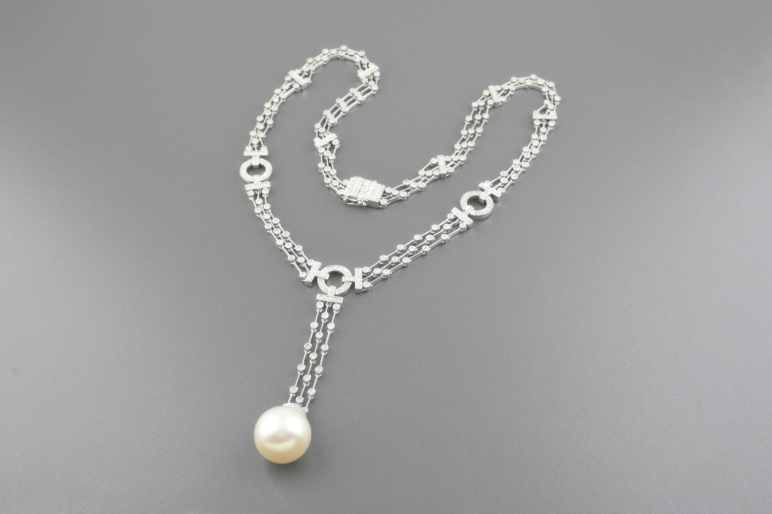 Colar em Ouro Branco 18k com Aprox. 2.71ct de Brilhantes e Pérola de 15.6mm