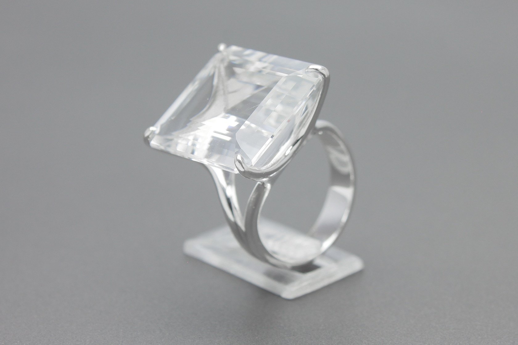 Anel em Ouro Branco 18k com Cristal de Rocha