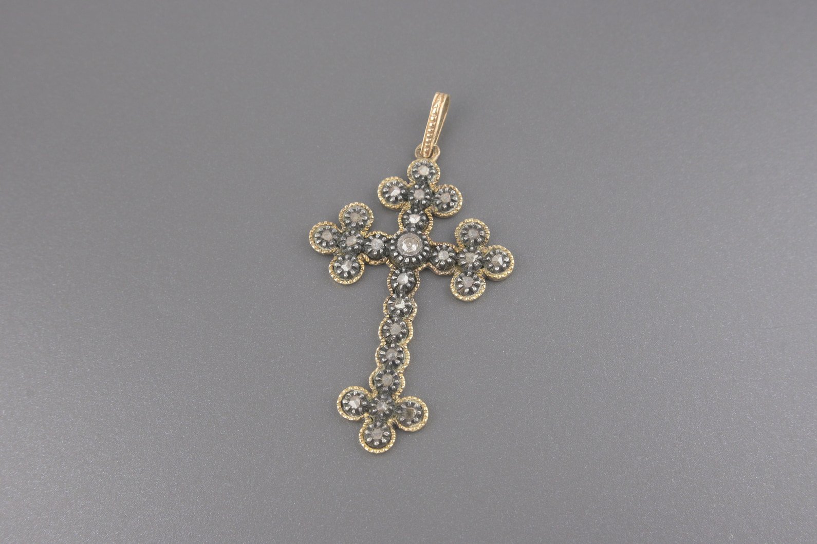 Pingente Cruz em Ouro 18k e Prata com Diamantes (Central de Aprox. 3pts)