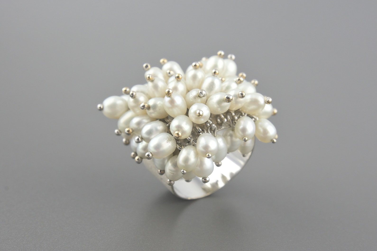 Anel em Ouro Branco 18k com Pérolas