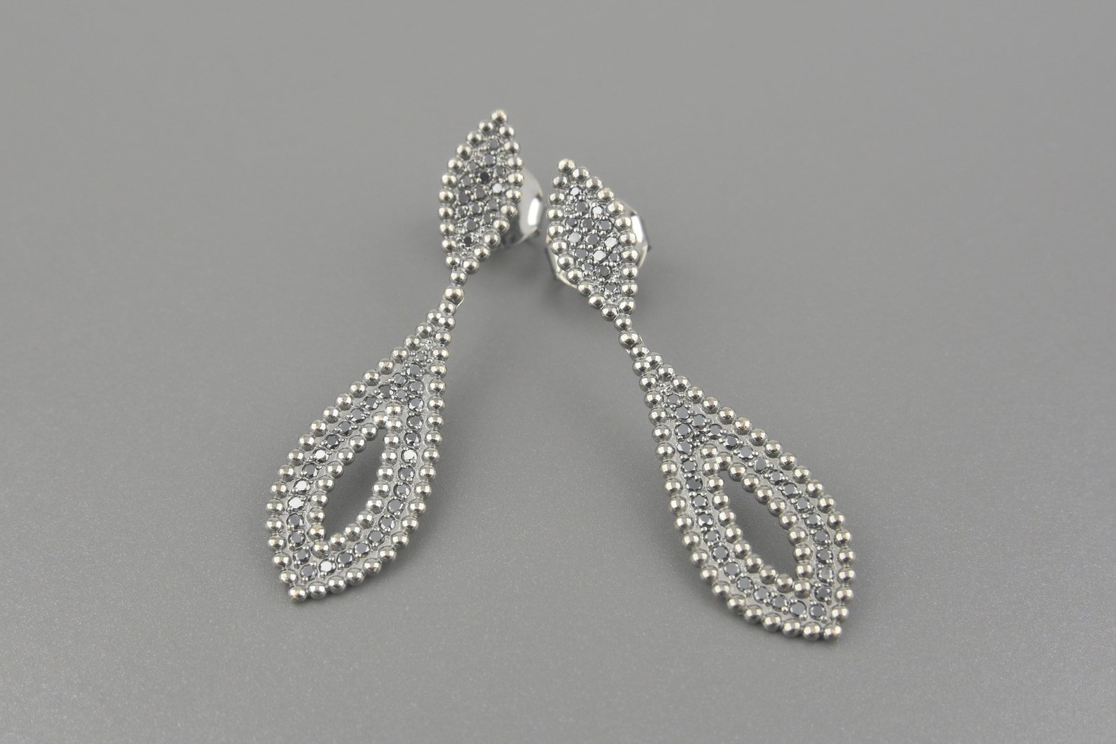 Brincos em Ouro 18k com Ródio Negro e Diamantes Negros
