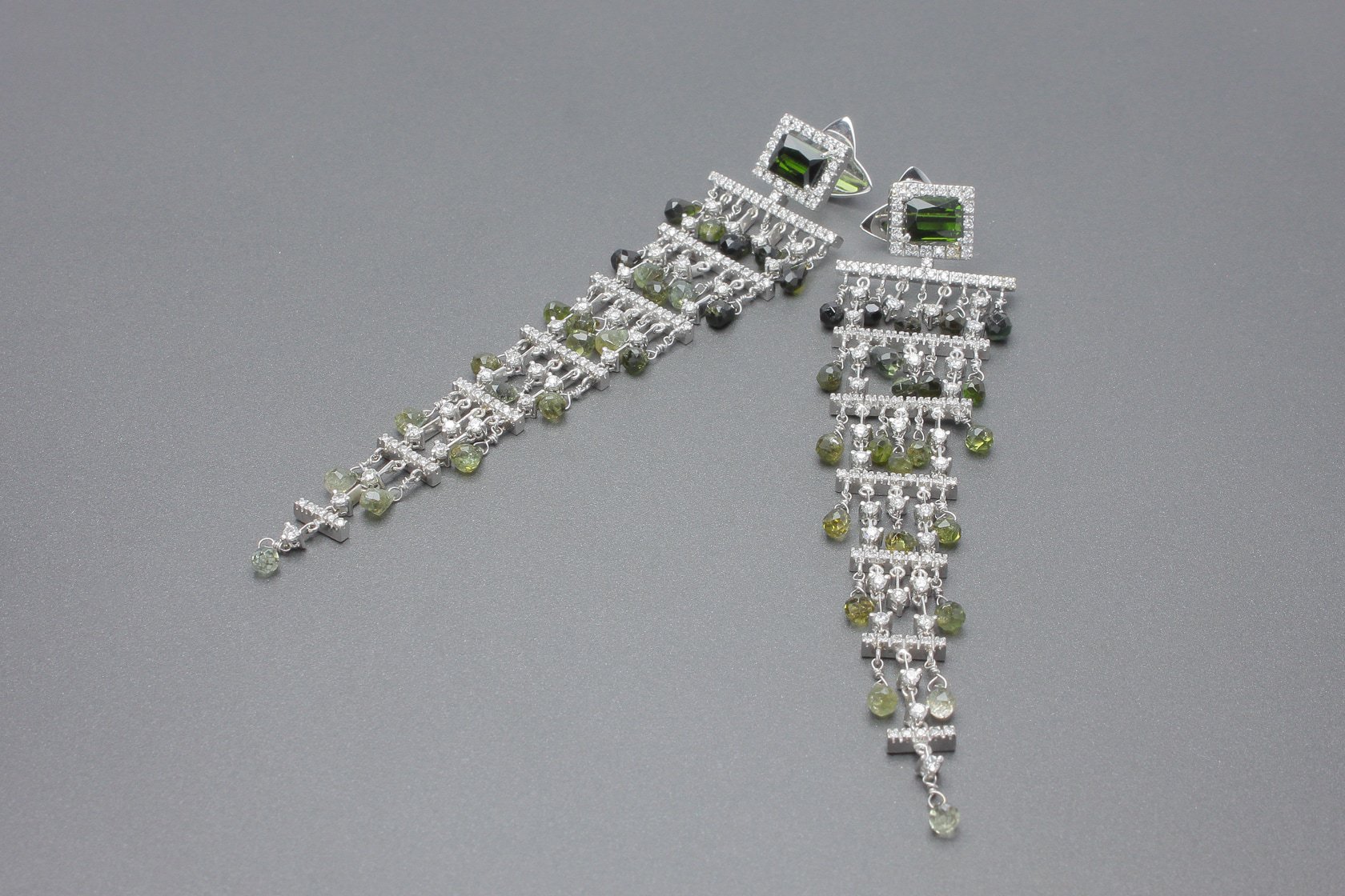 Par de Brincos em ouro branco 18k com Turmalinas Verdes aprox 8ct e Brilhantes aprox 1,20ct