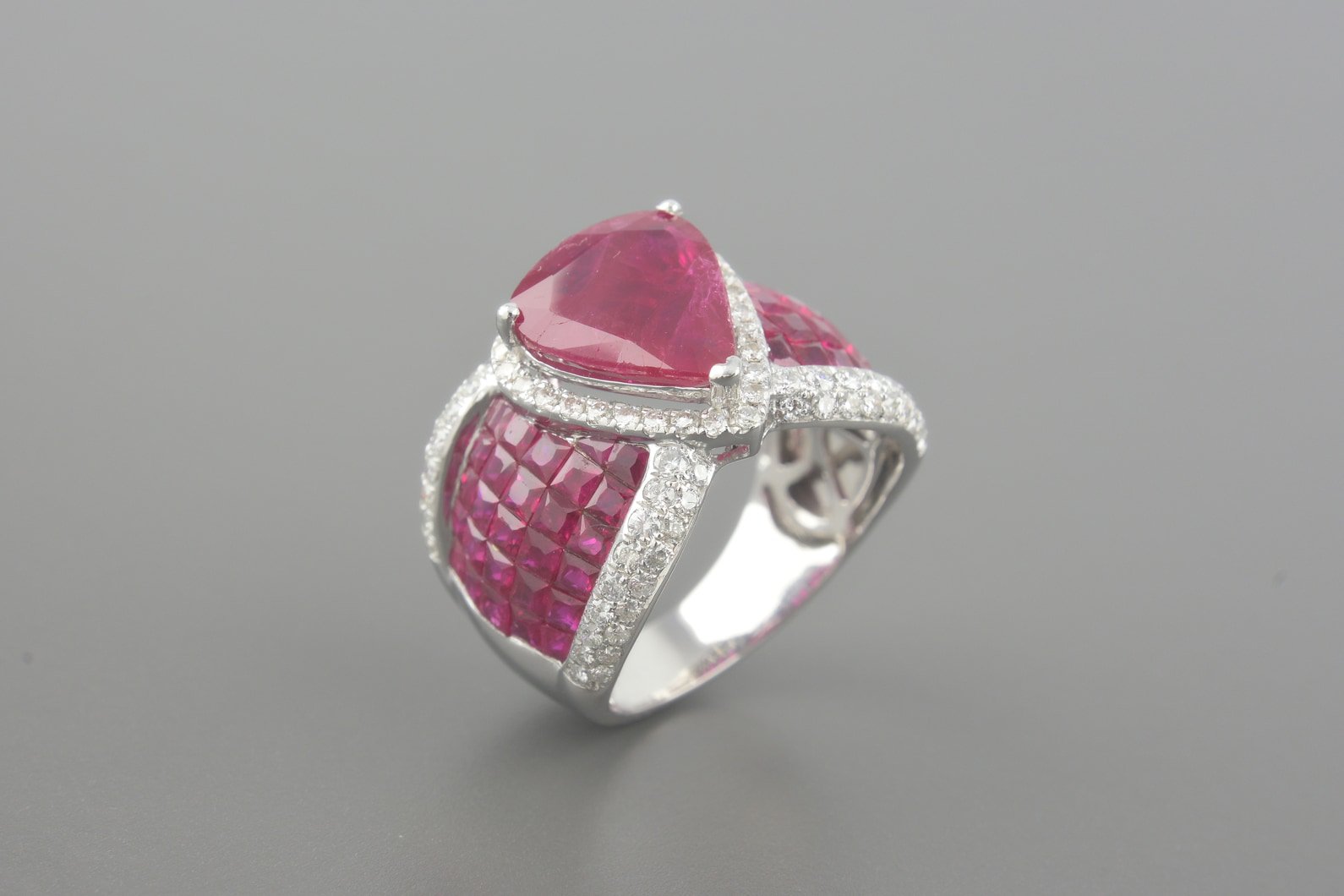 Anel em Ouro Branco 18k com Aprox. 4.0ct de Rubis (Central de ~2.65ct) e Aprox. 0.80ct de Diamantes