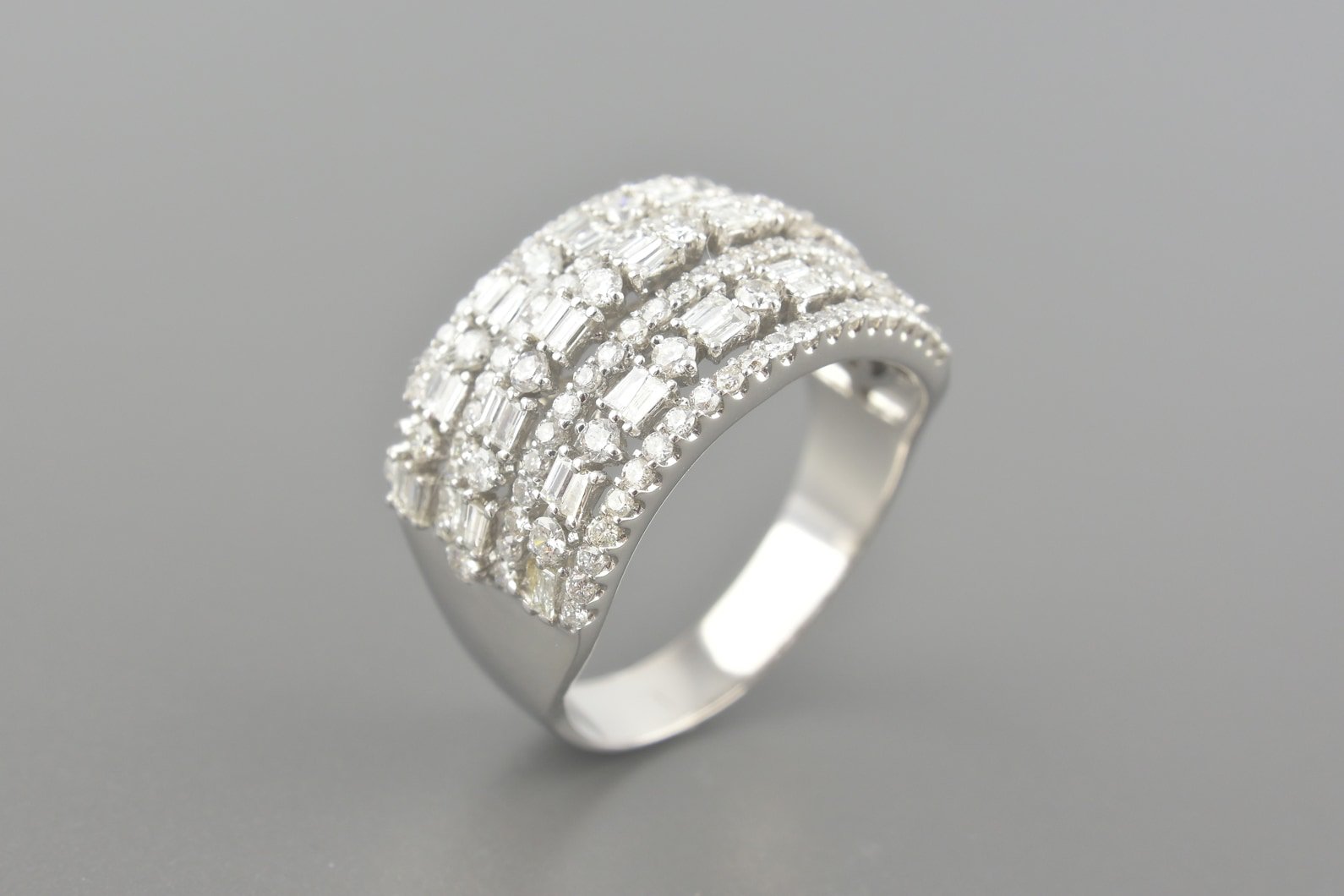 Anel em Ouro Branco 18k com Aprox. 2.28ct de Diamantes