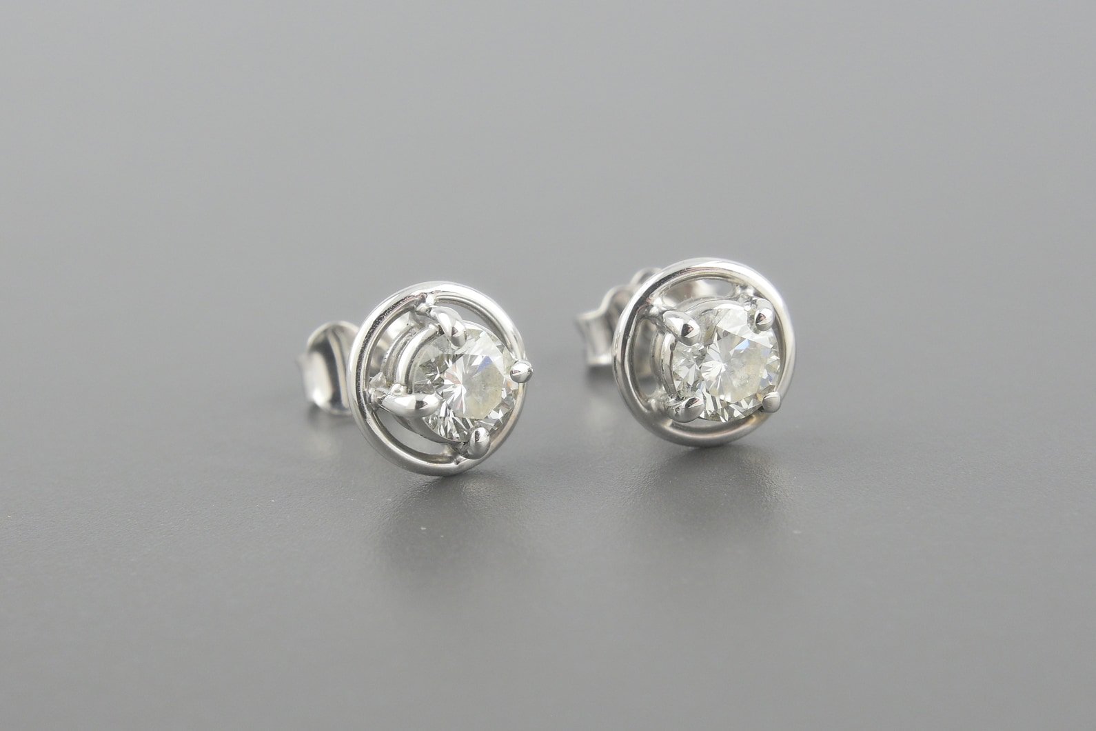 Brincos Solitários em Ouro Branco 18k com Aprox. 50pts de Brilhantes