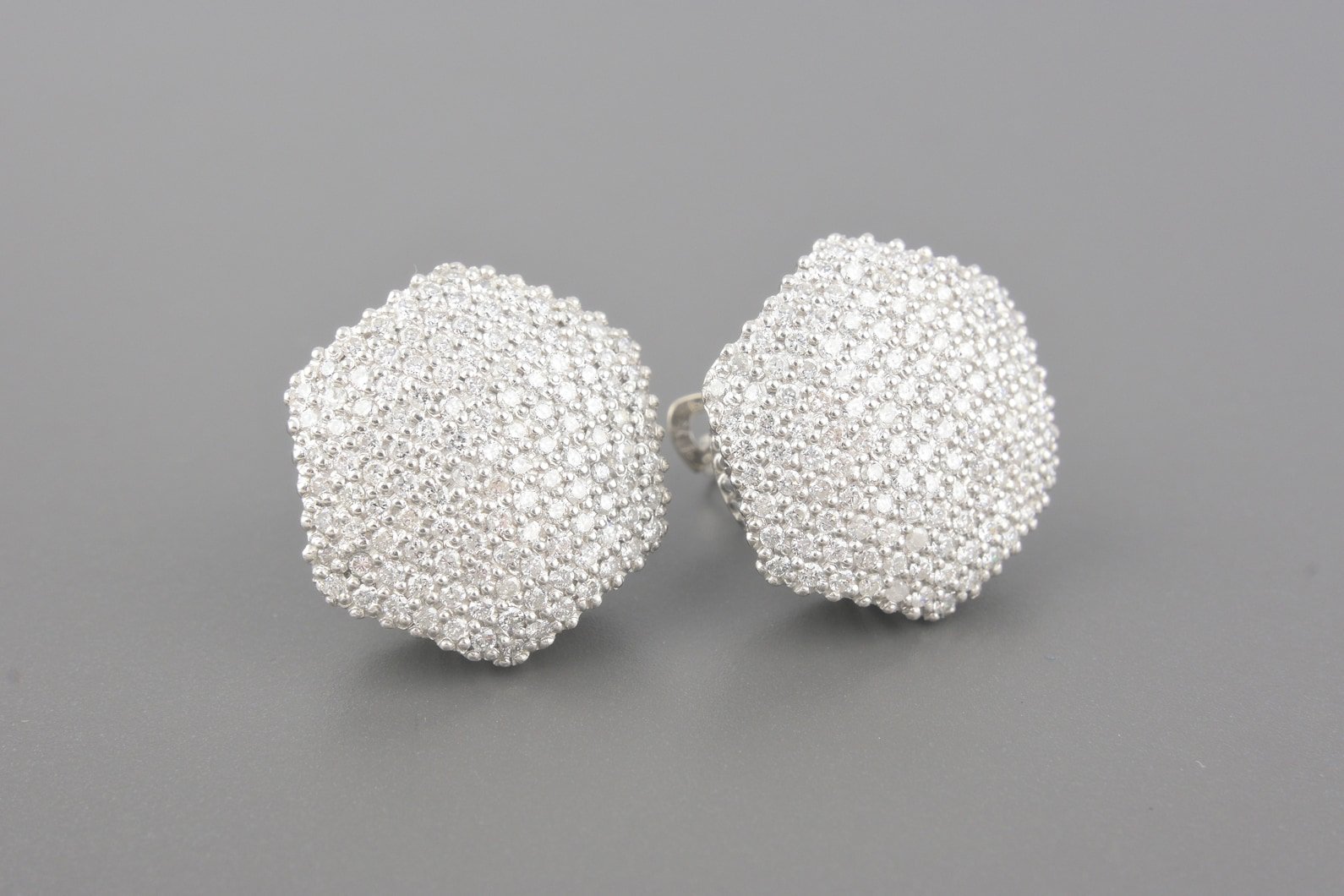 Brincos em Ouro Branco 18k com Aprox. 2.54ct de Brilhantes