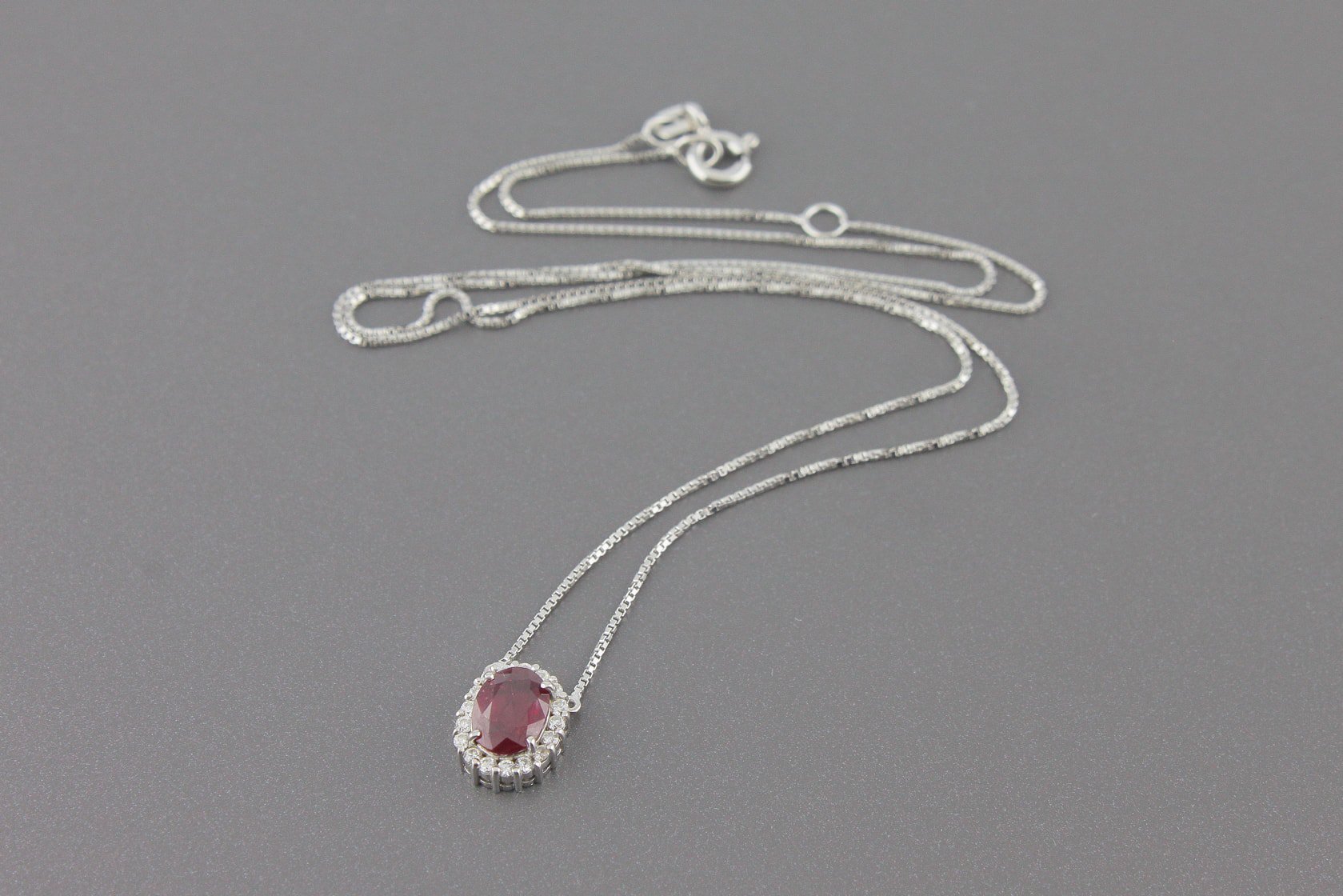 Colar em Ouro Branco 18k com Rubi de 7x5mm e Aprox. 9pts de Brilhantes