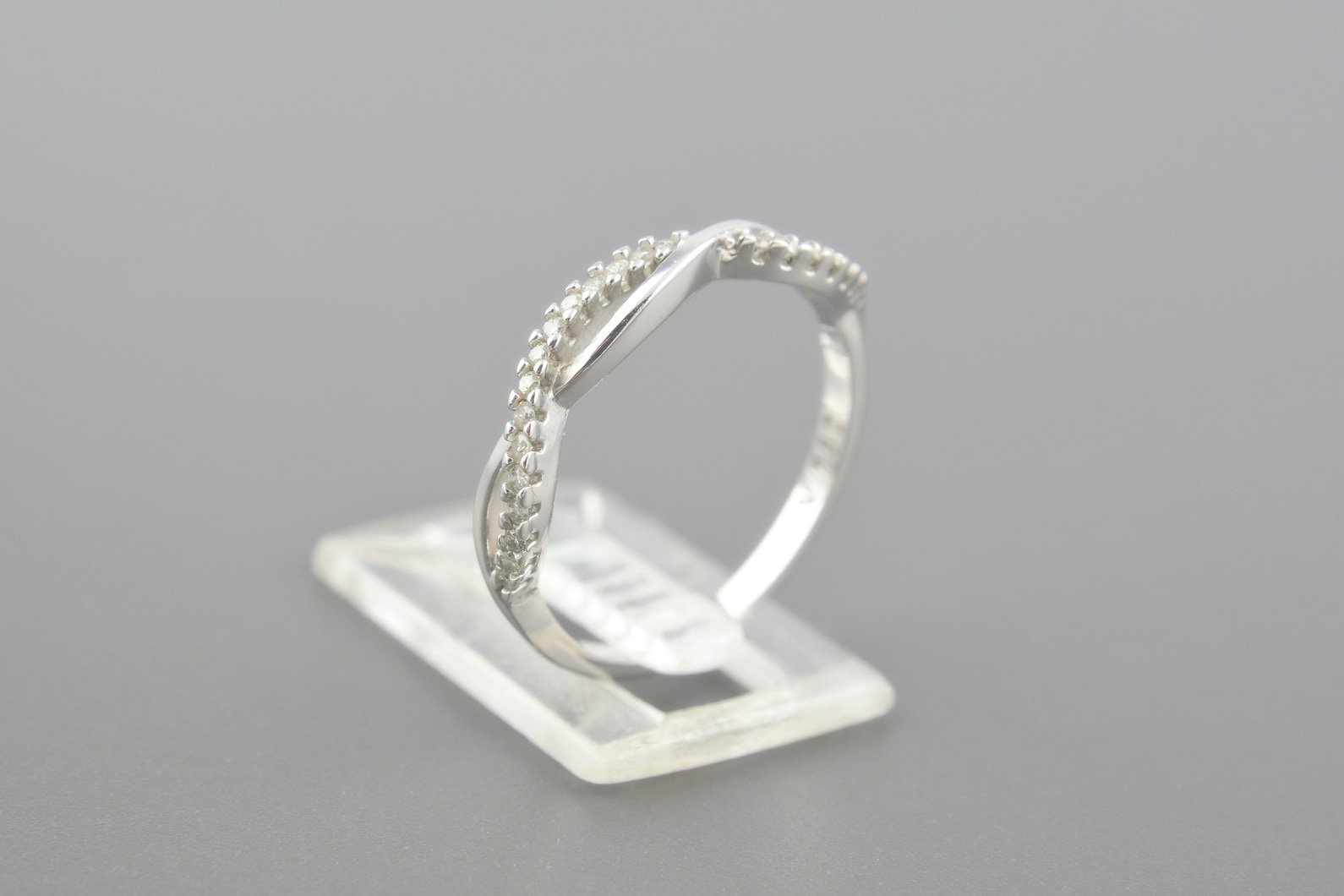 Anel em Ouro Branco 18k com Aprox. 11pts de Brilhantes