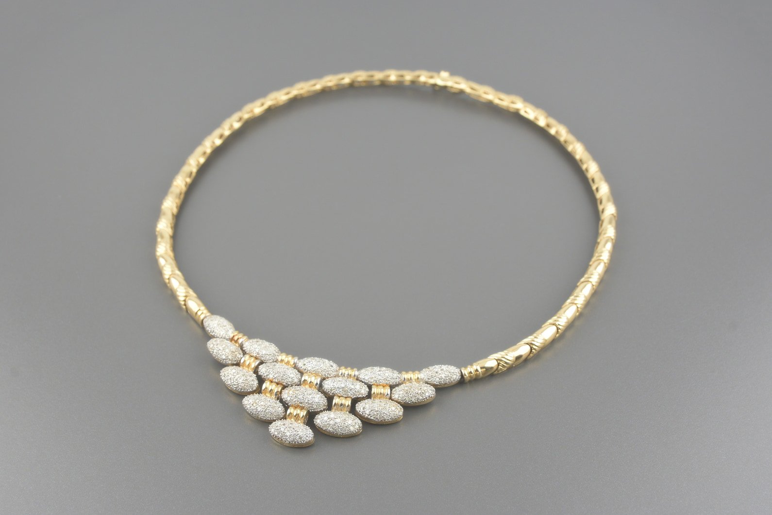 Gargantilha em Ouro Amarelo 18k com Aprox. 2.70ct de Brilhantes
