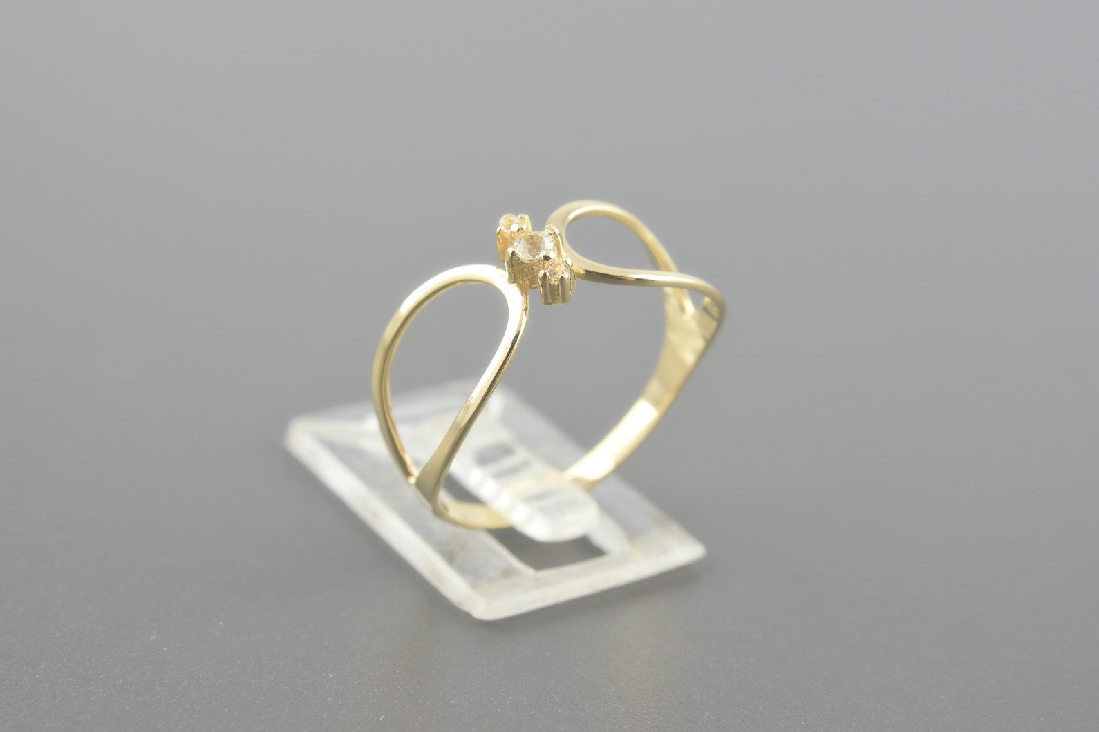 Anel em Ouro Amarelo 18k com Topázios Incolor