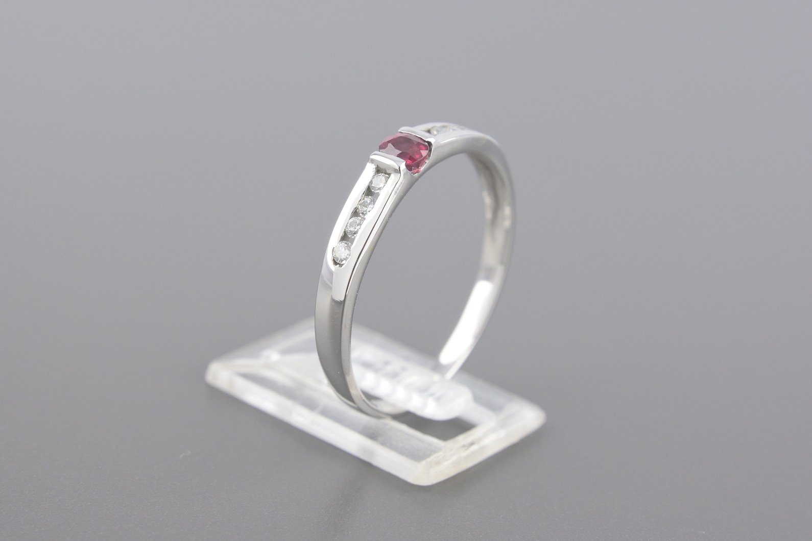 Anel em ouro branco 18k com Safira Rosa de 3.0x2.5mm e Zirconias