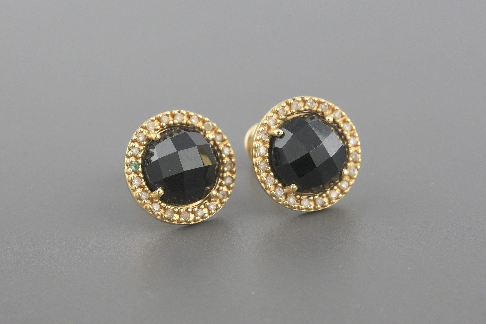 Brincos em Ouro Amarelo 18k com Quartzos Negros de 8mm e Aprox. 20pts de Brilhantes