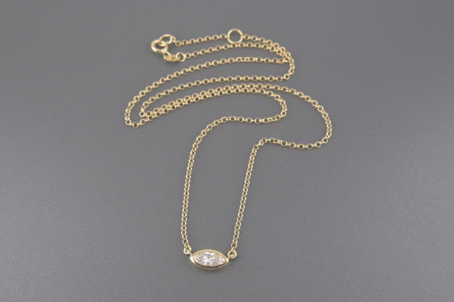 Colar Ponto de Luz em Ouro Amarelo 18k com Diamante Navete de Aprox. 40pts
