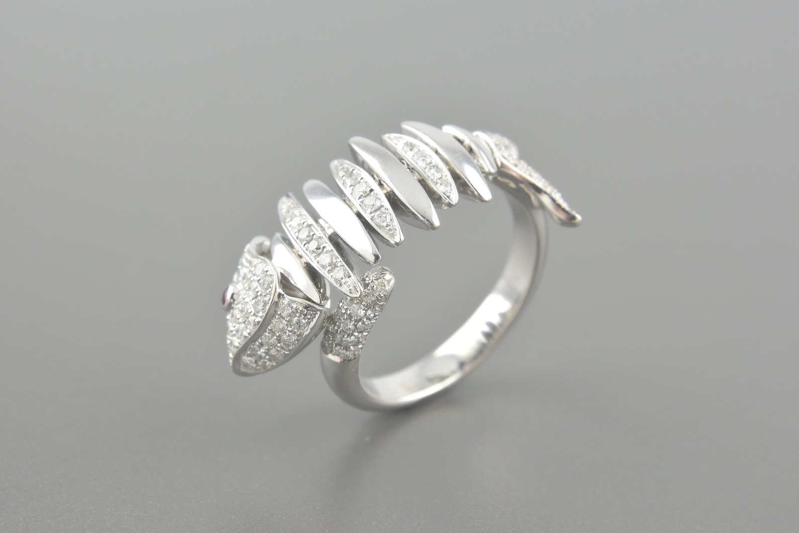 Anel Peixe em Ouro Branco 18k com Safira, Rubi e Aprox. 93pts de Brilhantes