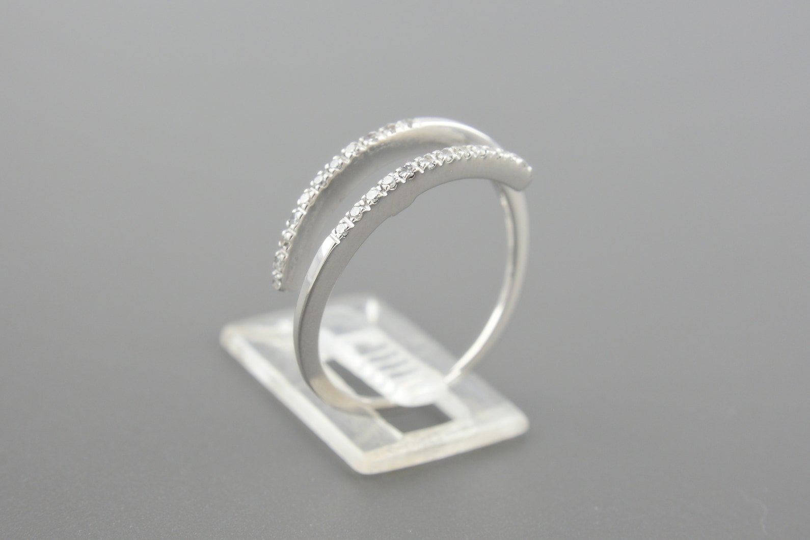 Anel em Ouro Branco 18k com Aprox. 12pts de Brilhantes