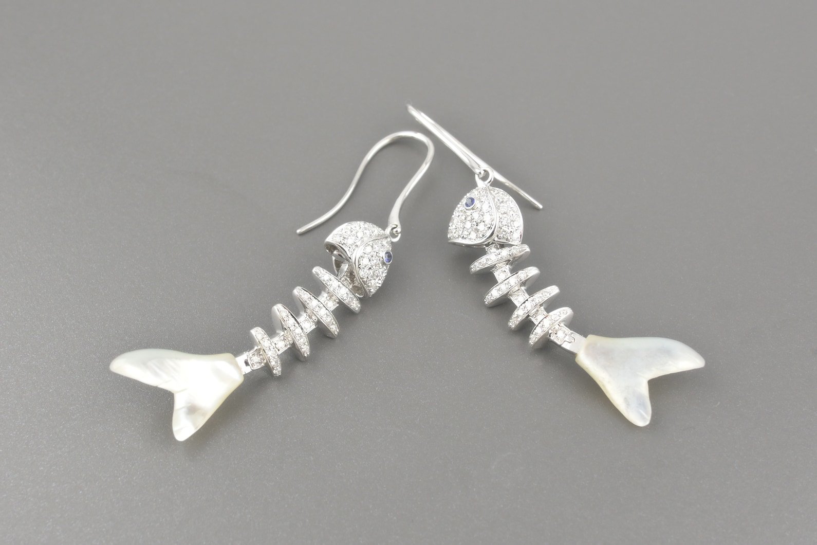 Brincos Peixe em Ouro Branco 18k com Madrepérola, Safiras e Aprox. 0.61ct de Brilhantes