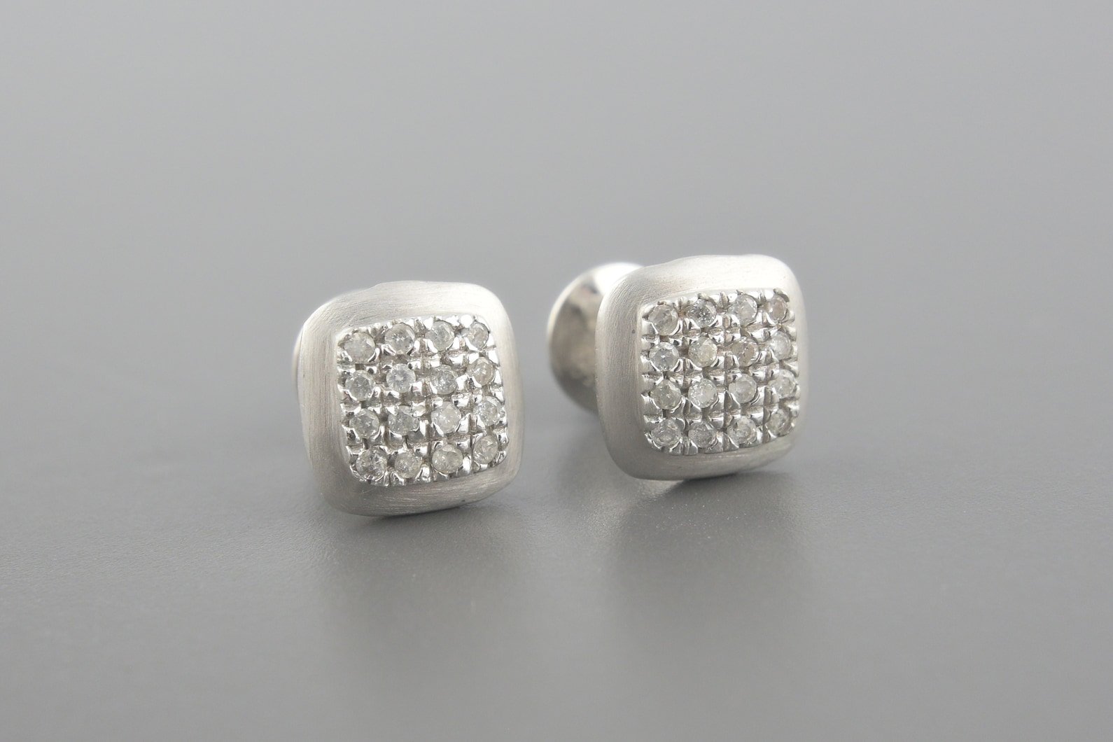 Brincos Mellow em Ouro Branco 18k com Aprox. 16pts de Brilhantes
