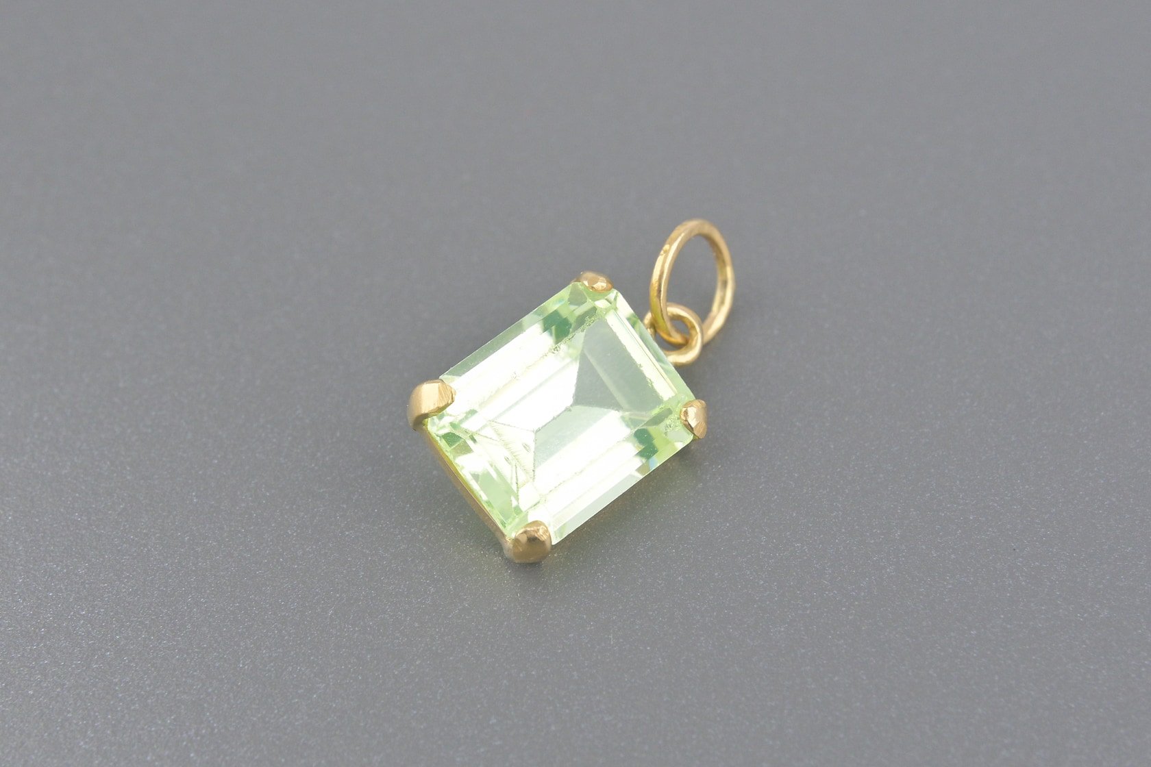 ? Pingente em Ouro Amarelo 18k com ?Ametista Verde de 10x8mm