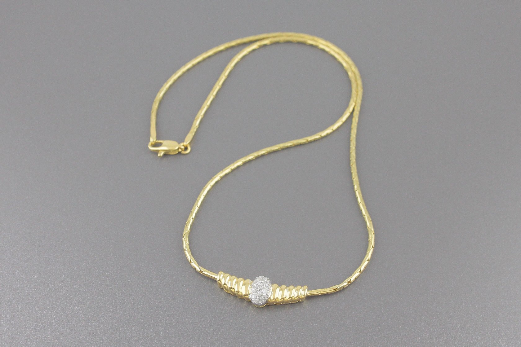 Gargantilha em Ouro Amarelo 18k com Aprox. 13pts de Brilhantes