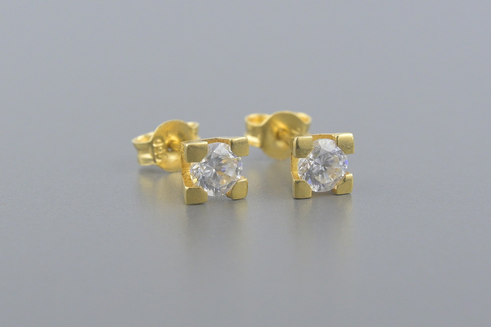 Brincos Solitários em Ouro Amarelo 18k com Zirconias de 4mm