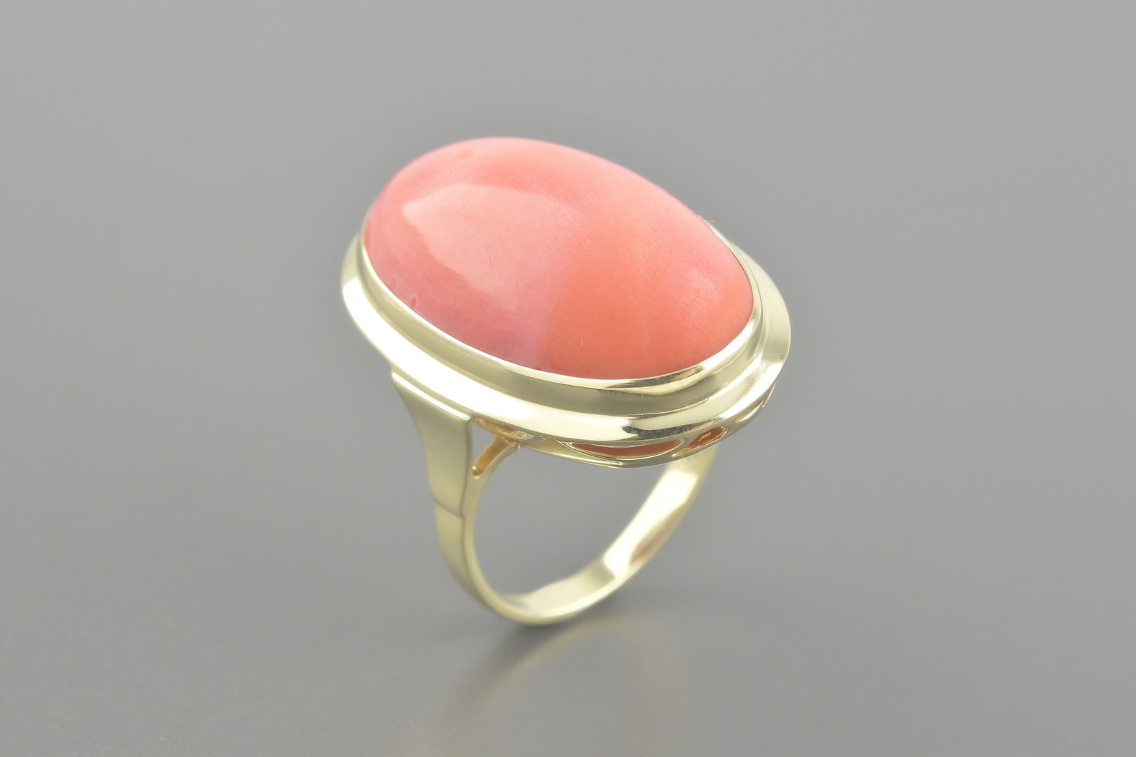 Anel em Ouro Amarelo 14k com Coral de 25x15mm