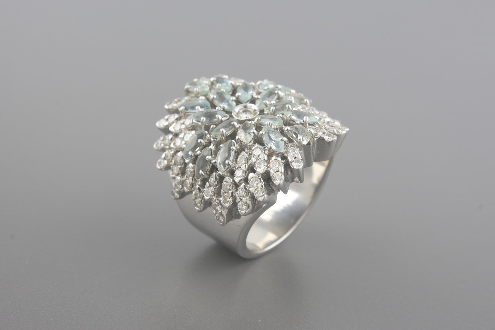 Anel em Ouro Branco 18k com Águas Marinhas Lap. Navete e Aprox. 1.55ct de Brilhantes