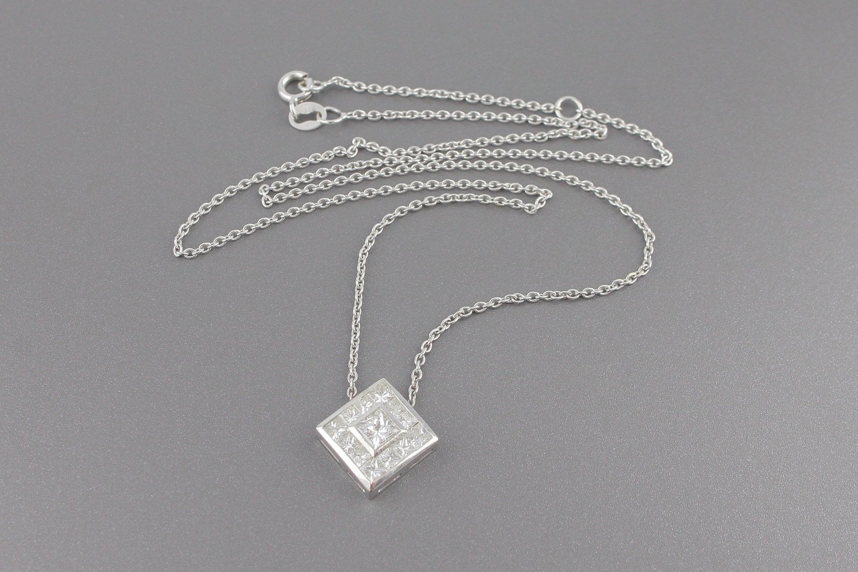 Colar em Ouro Branco 18k com Aprox. 1.15cts de Diamantes Princess (Central de 35pts)