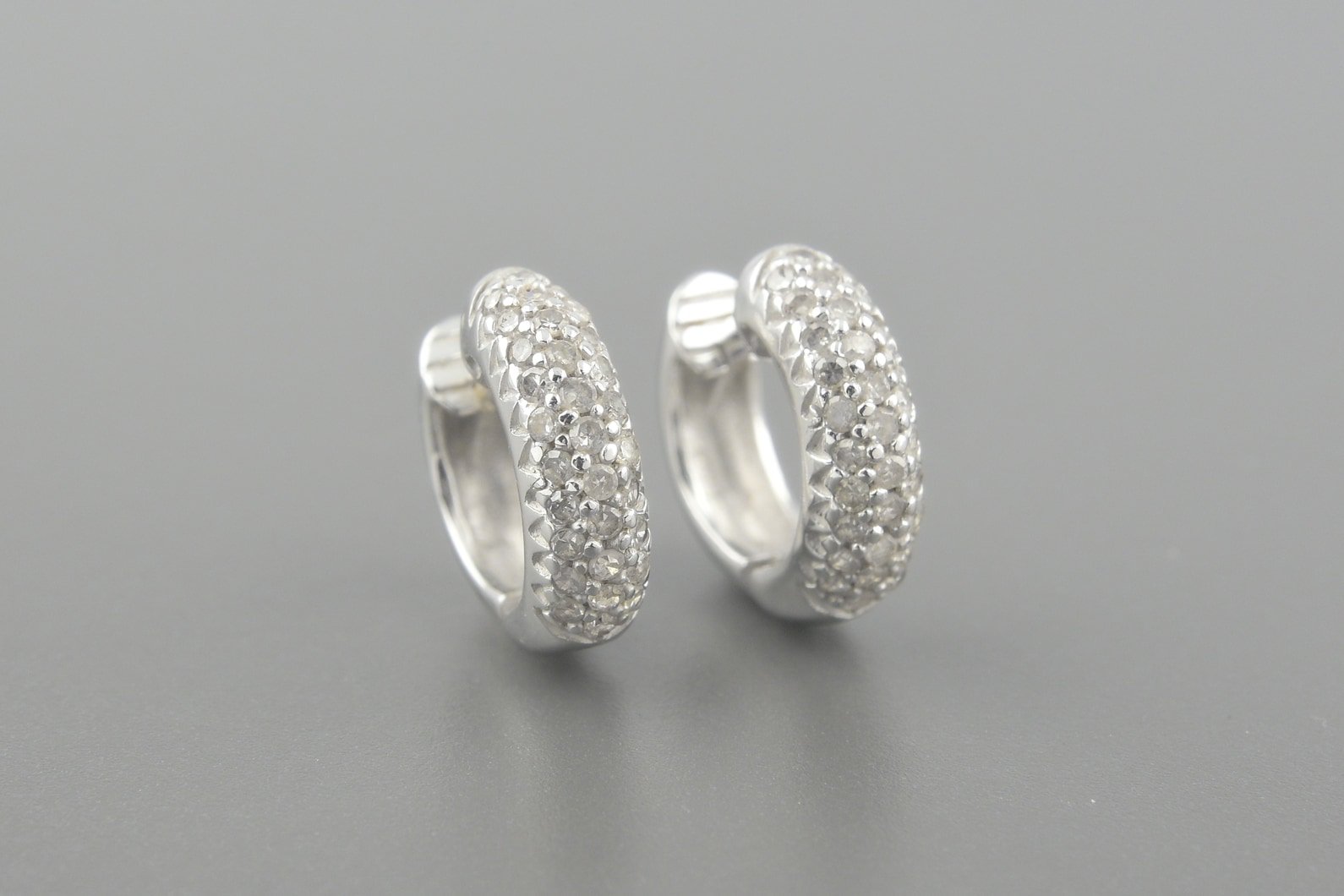 Brincos Argola em Ouro Branco 18k com Aprox. 46pts de Brilhantes