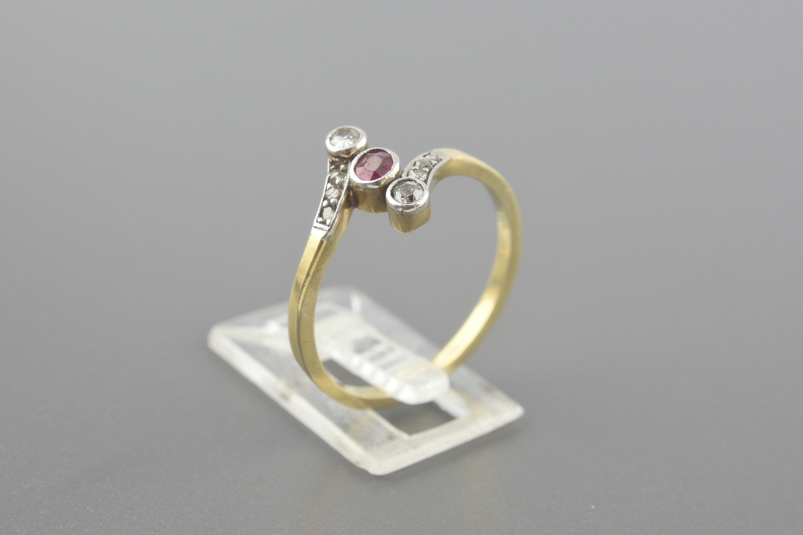 Anel em Ouro 18k com Rubi de Aprox. 8pts e Aprox. 15pts de Diamantes (Maiores de ~5pts)