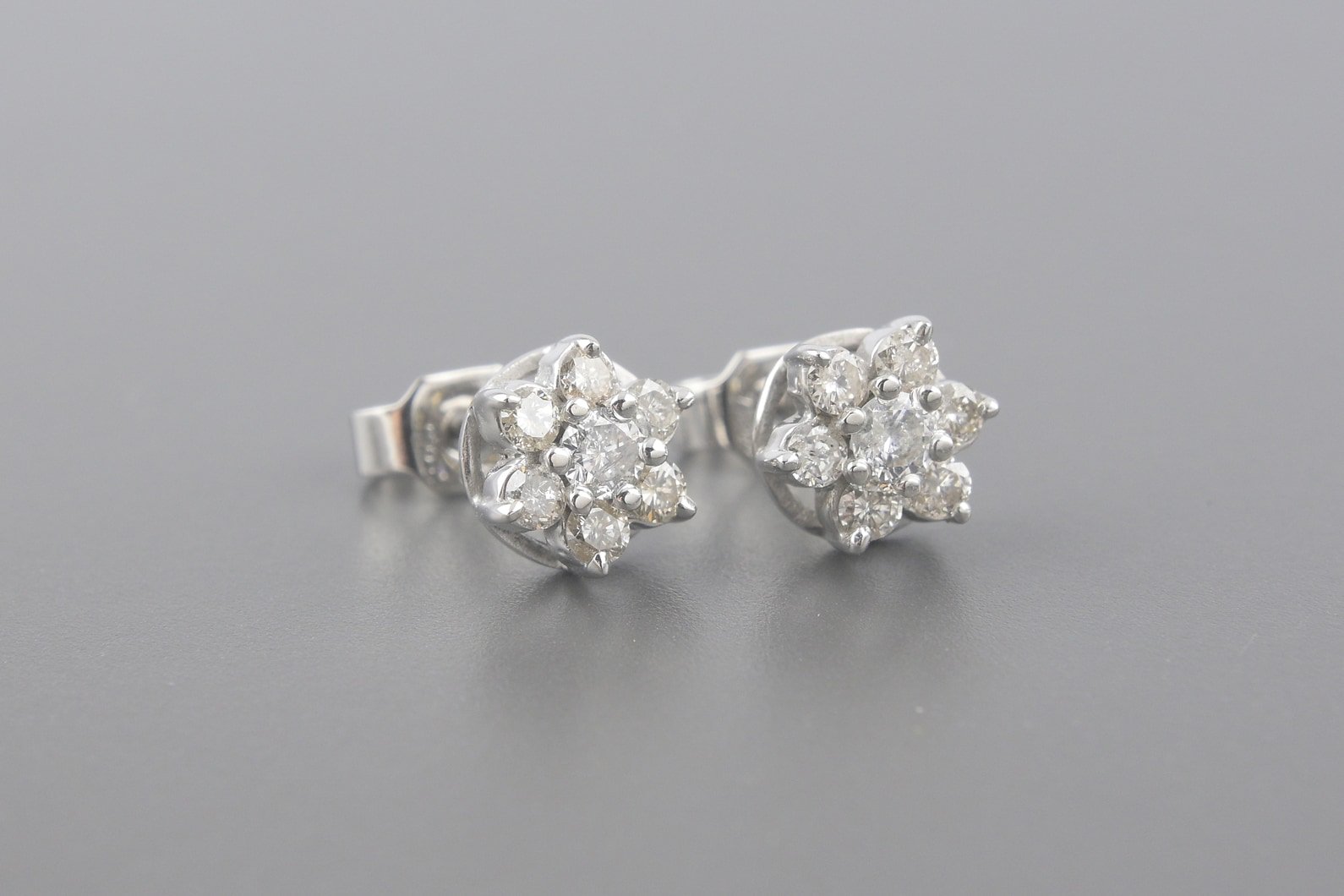 Brincos Flor em Ouro Branco 18k com Aprox. 0.56ct de Brilhantes