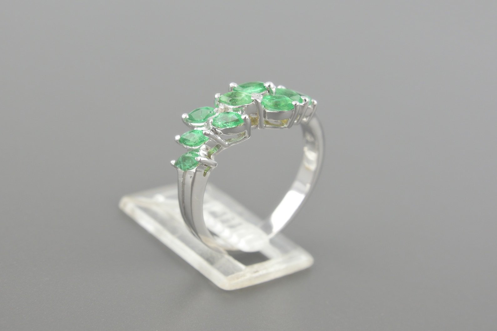 Anel em Ouro Branco 18k com Esmeraldas de 3.5x2mm