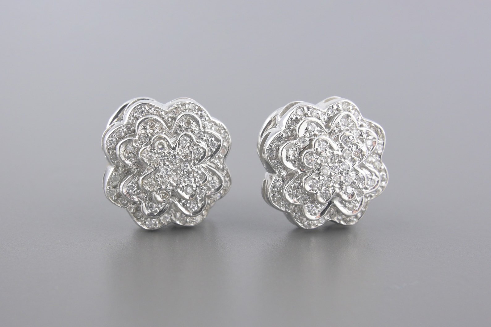 Brincos Trevos em Ouro Branco 18k com Aprox. 53pts de Brilhantes