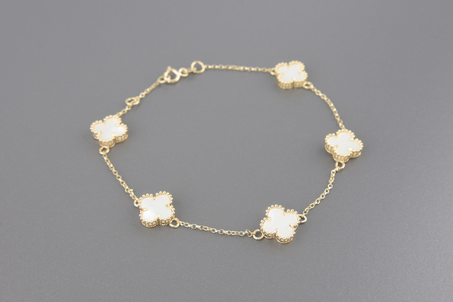 Pulseira Trevos em Ouro Amarelo 18k com Madrepérola em Resina