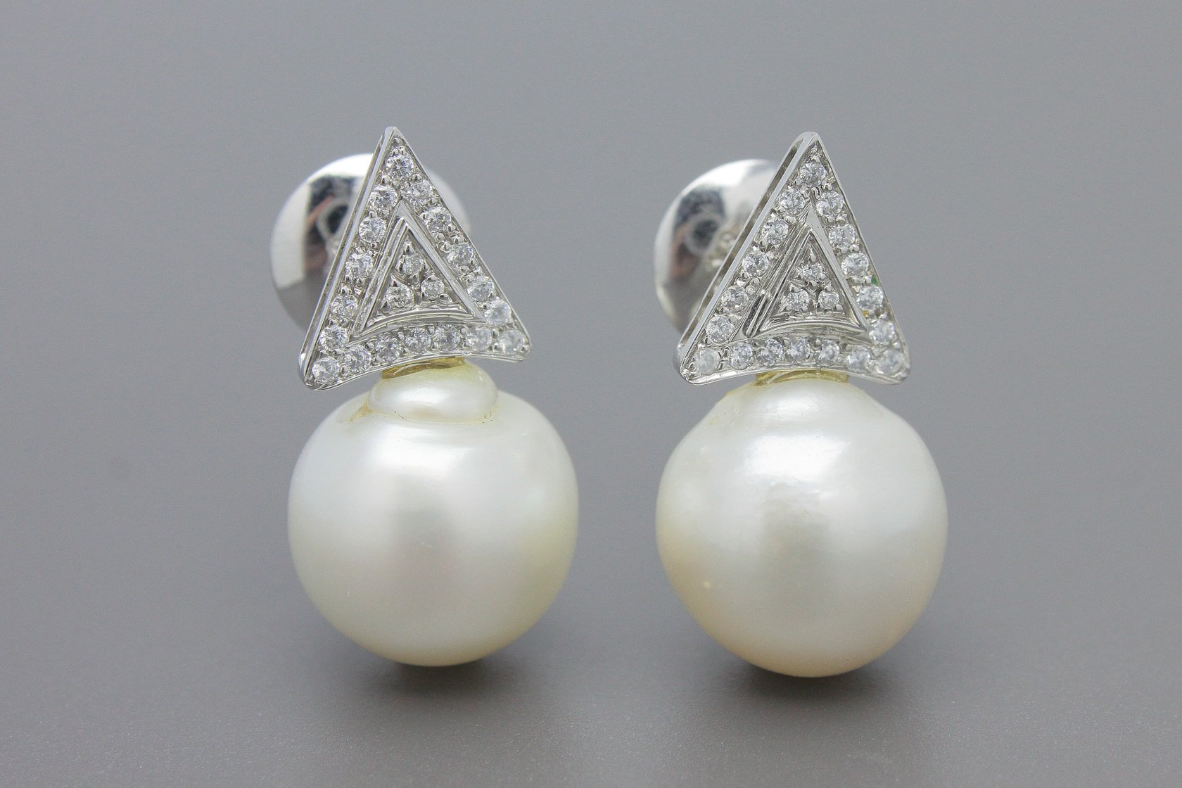 Brincos em Ouro Branco 18k com Pérolas de 13mm e Aprox. 38pts de Brilhantes