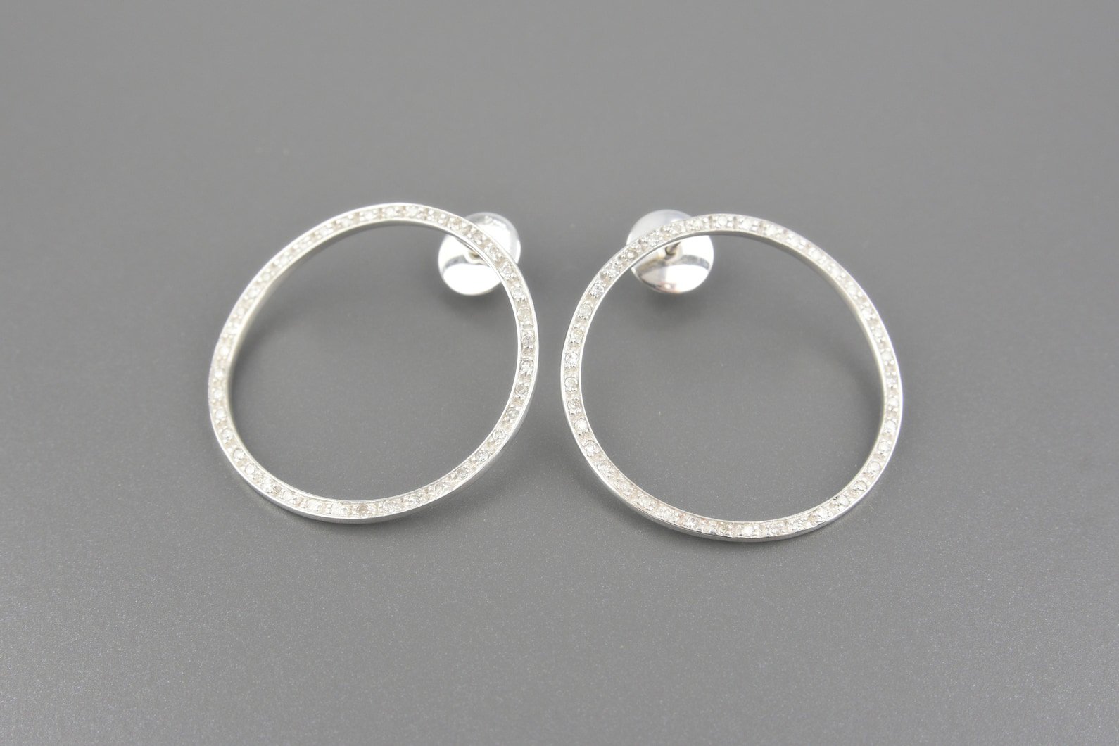 Brincos em Ouro Branco 18k com Aprox. 80pts de Brilhantes
